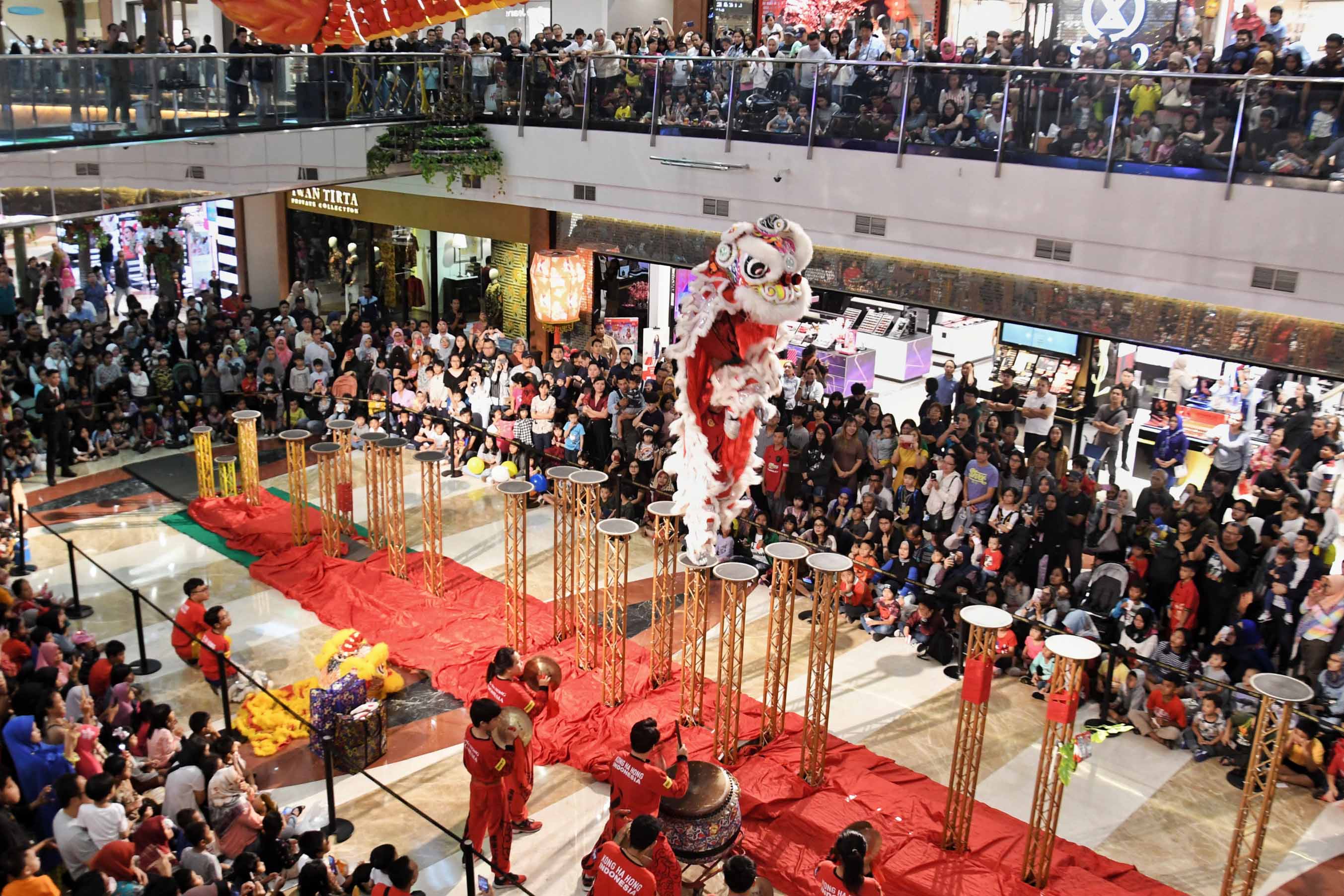 Aksi Juara Dunia Barongsai Ramaikan Imlek di Mall