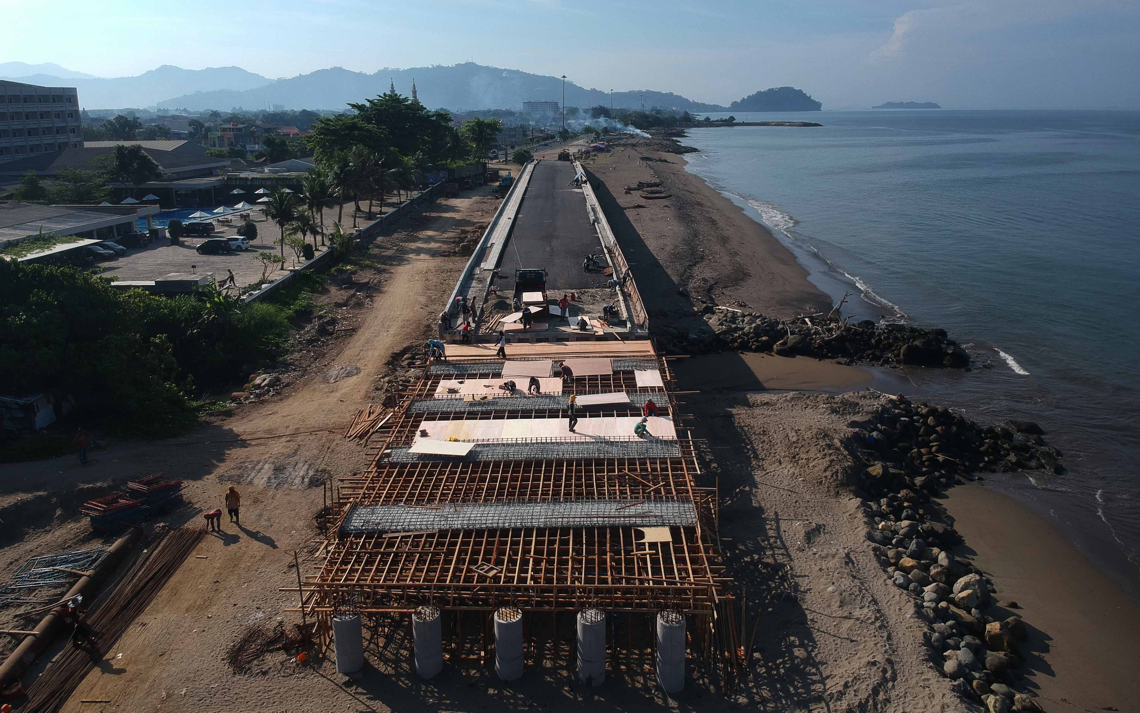 Jembatan Penghubung Pantai Lolong