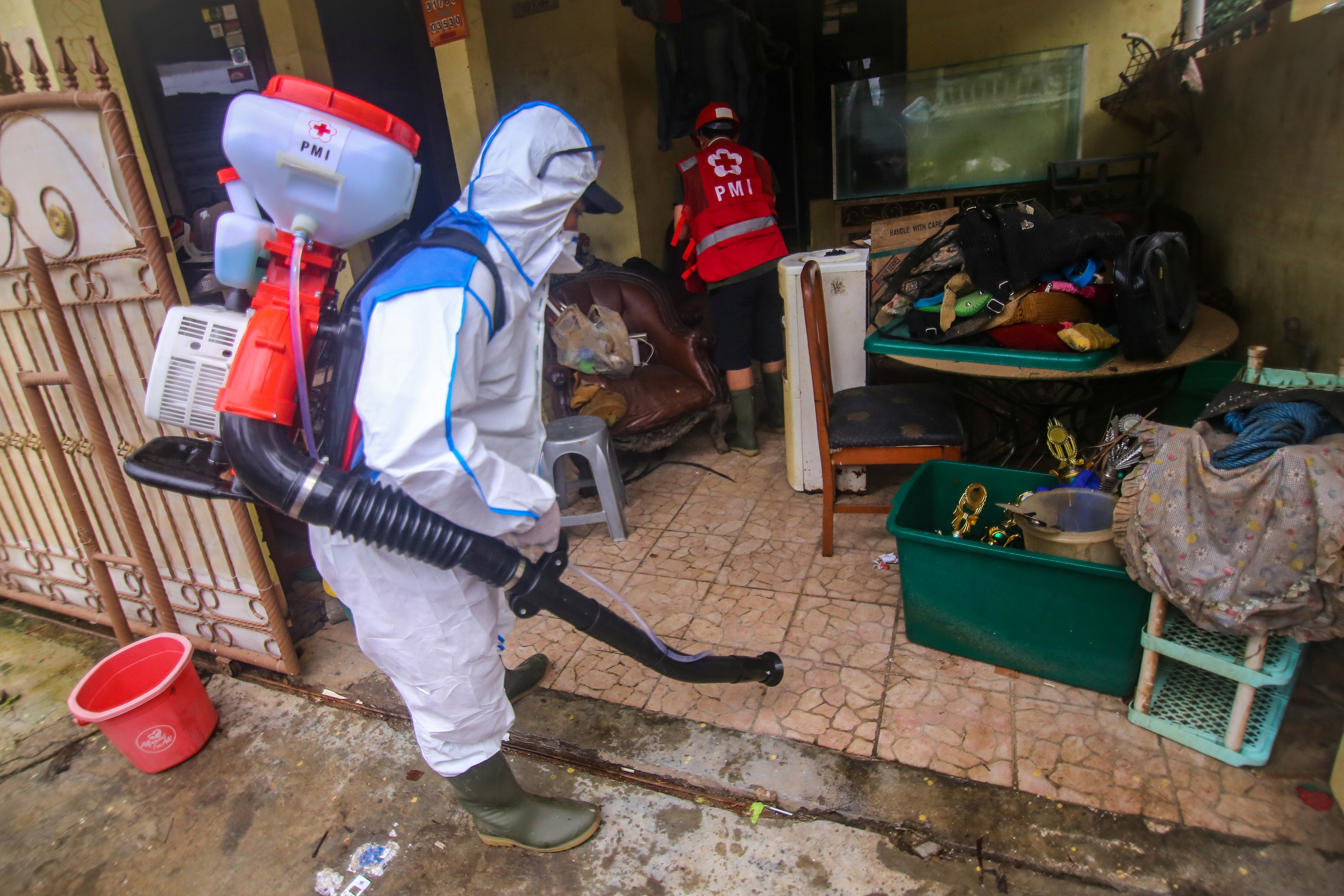 Penyemprotan Disinfektan Pascabanjir