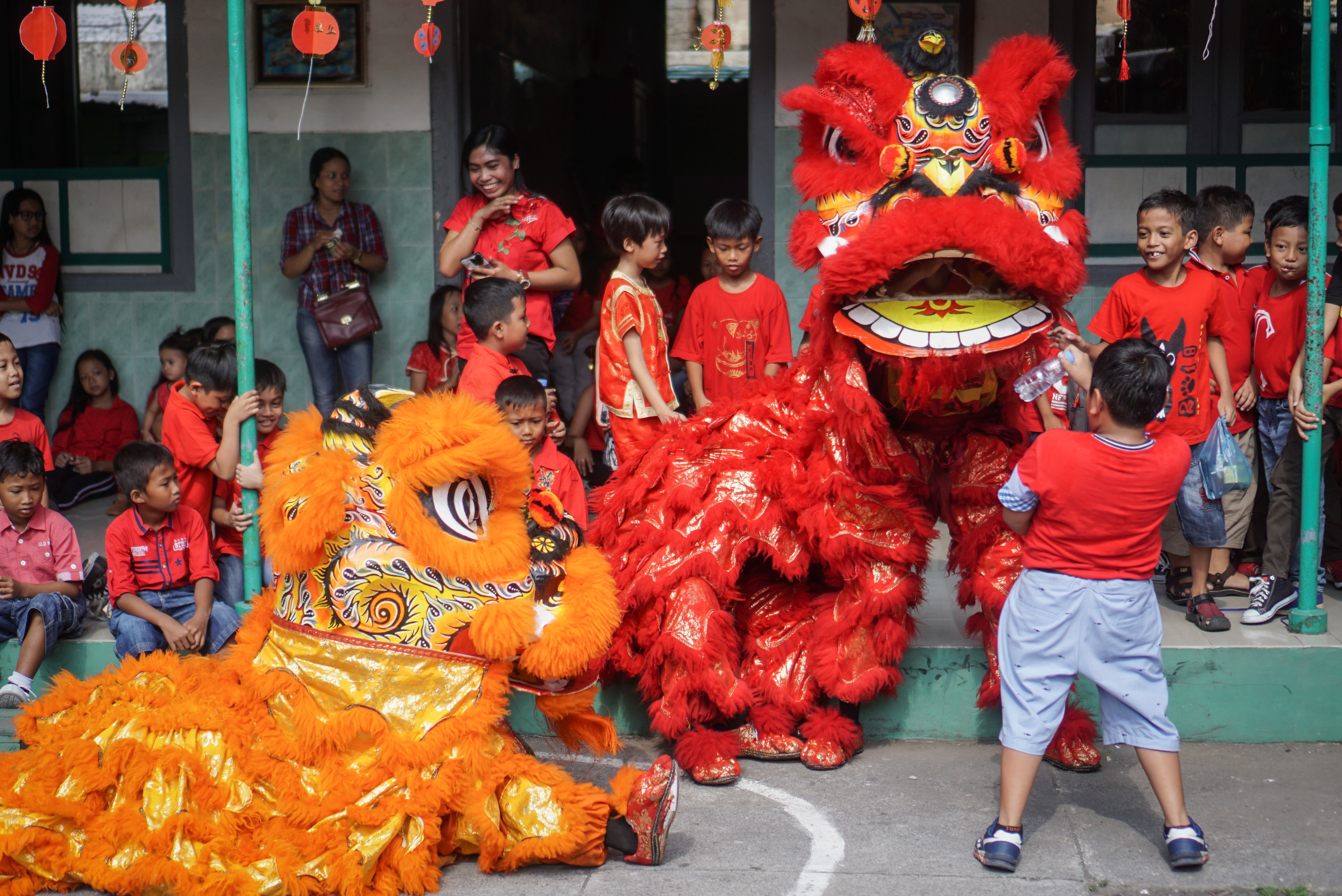 Barongsai Menghibur di Sekolah