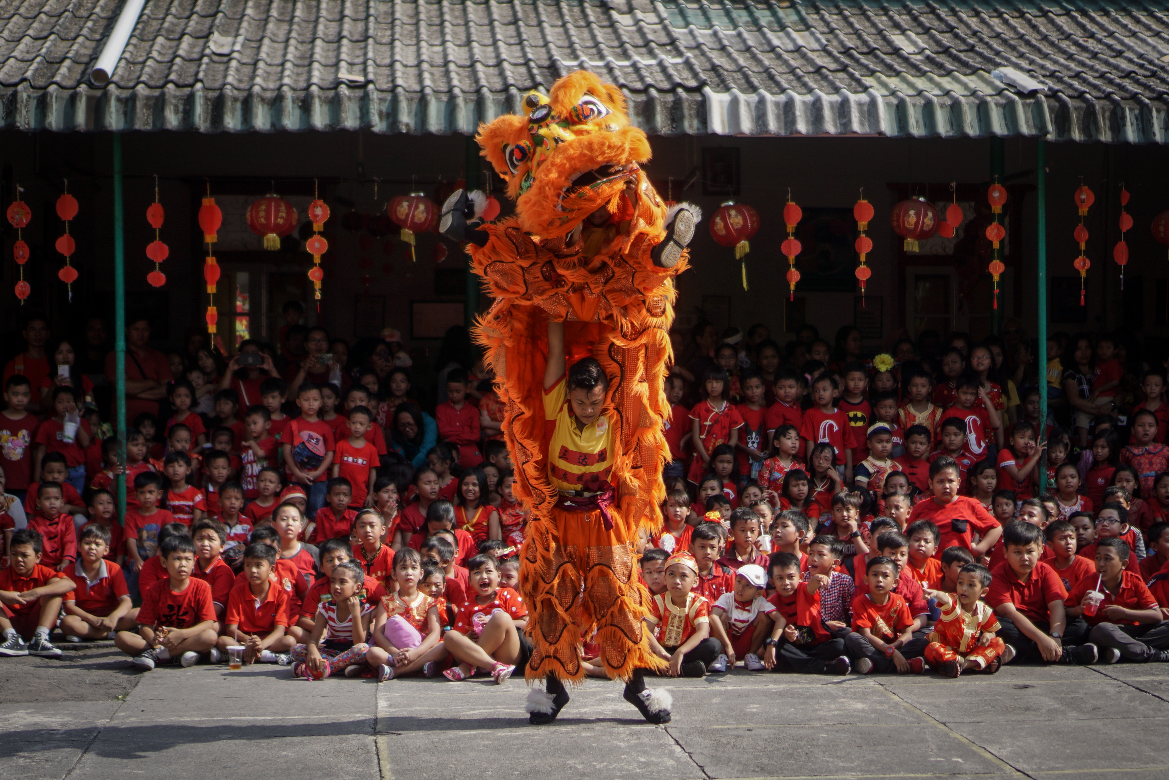 Barongsai Menghibur di Sekolah