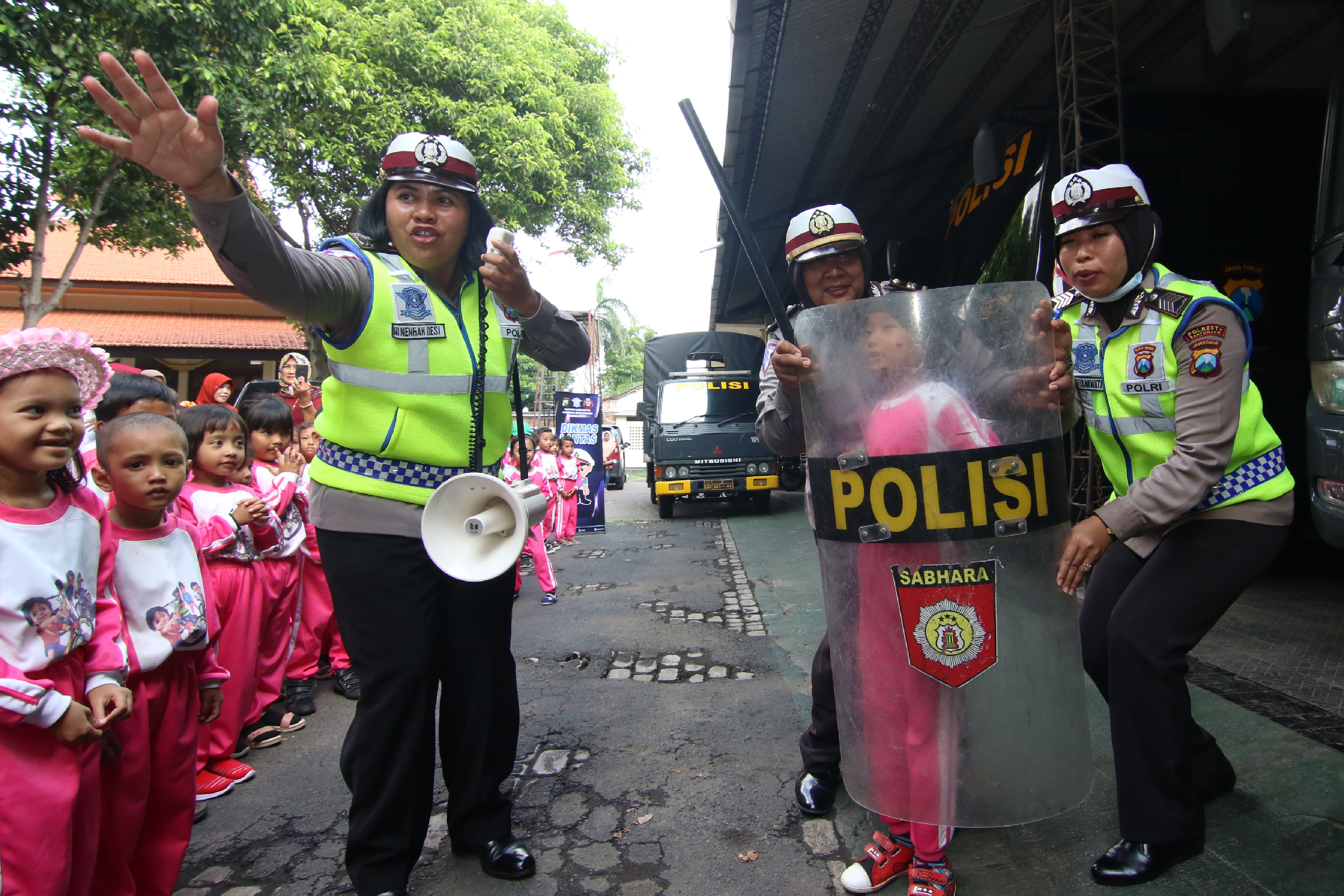 Pengenalan Profesi Polisi Kepada Anak