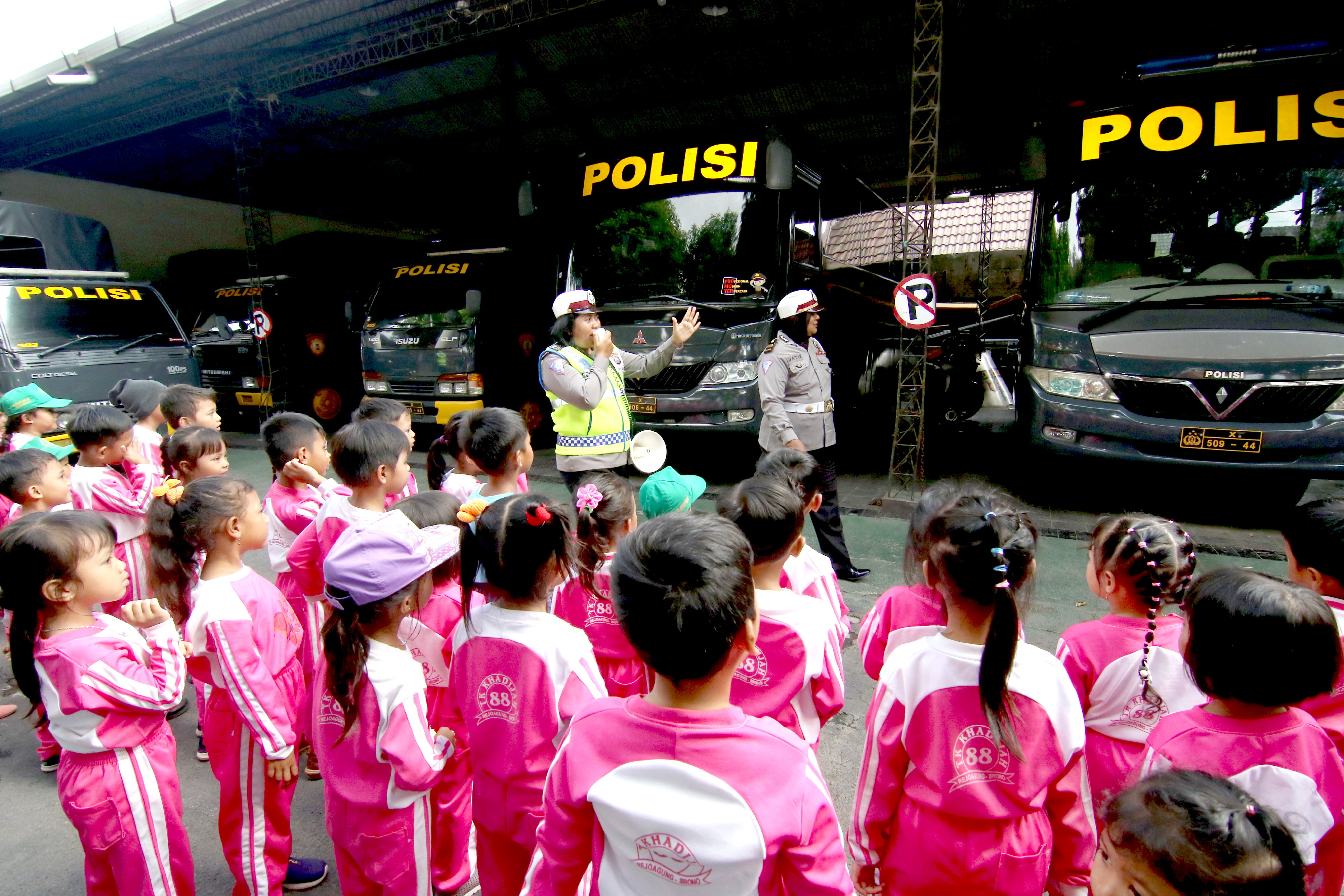 Pengenalan Profesi Polisi Kepada Anak