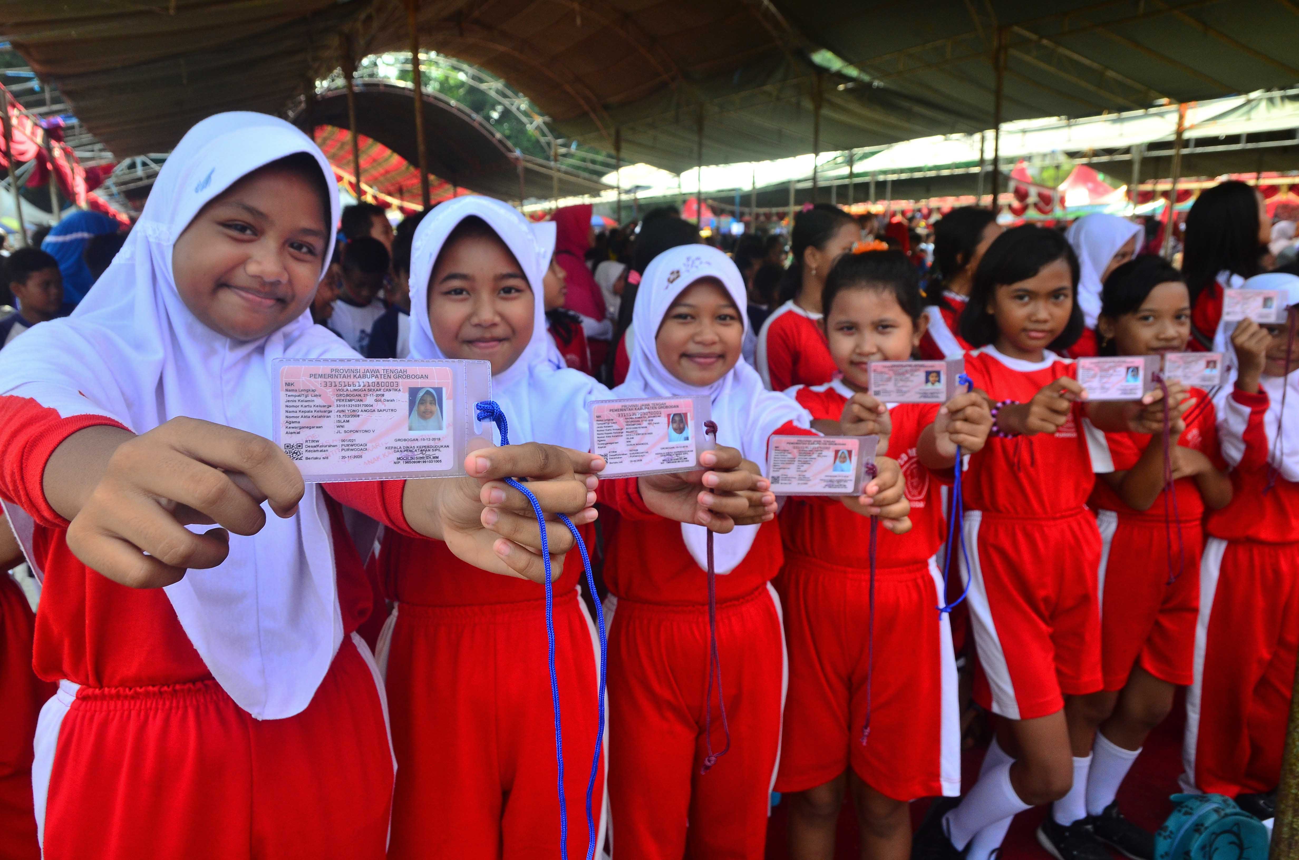 Rekor MURI Penyerahan Kartu Identitas Anak