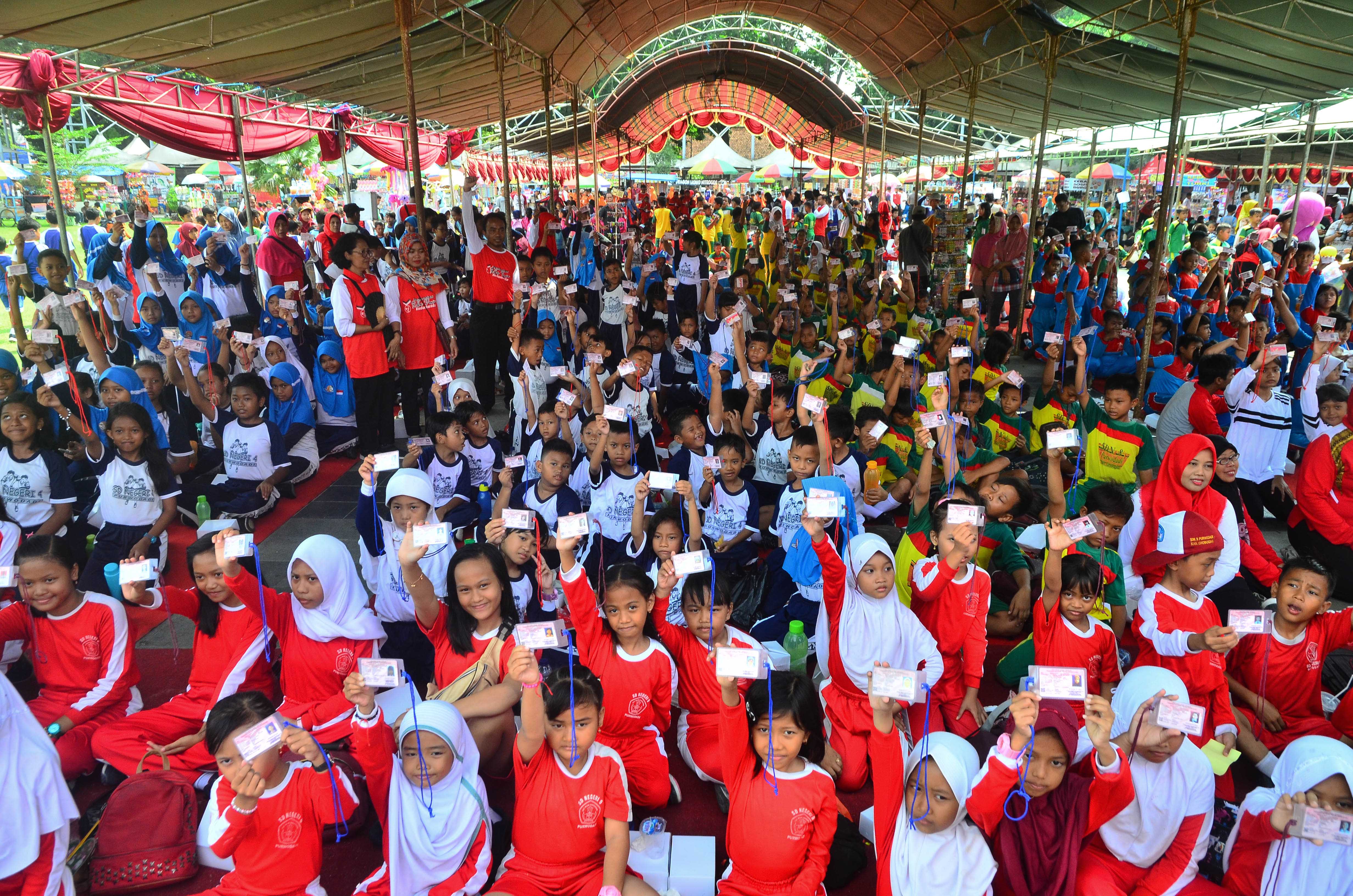Rekor MURI Penyerahan Kartu Identitas Anak