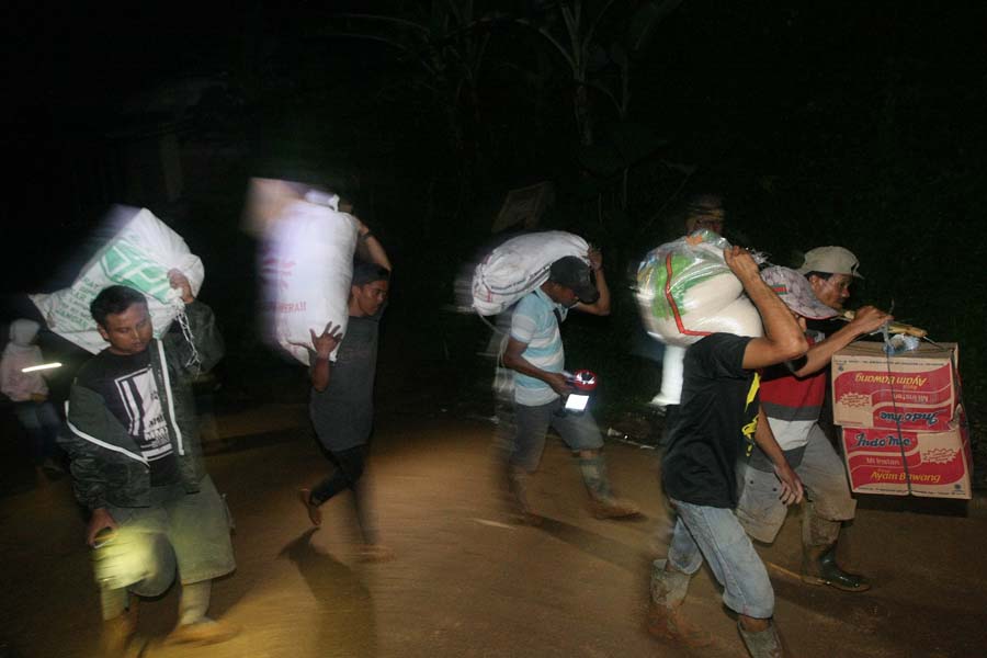 Bantuan Logistik Warga Gunung Kembang