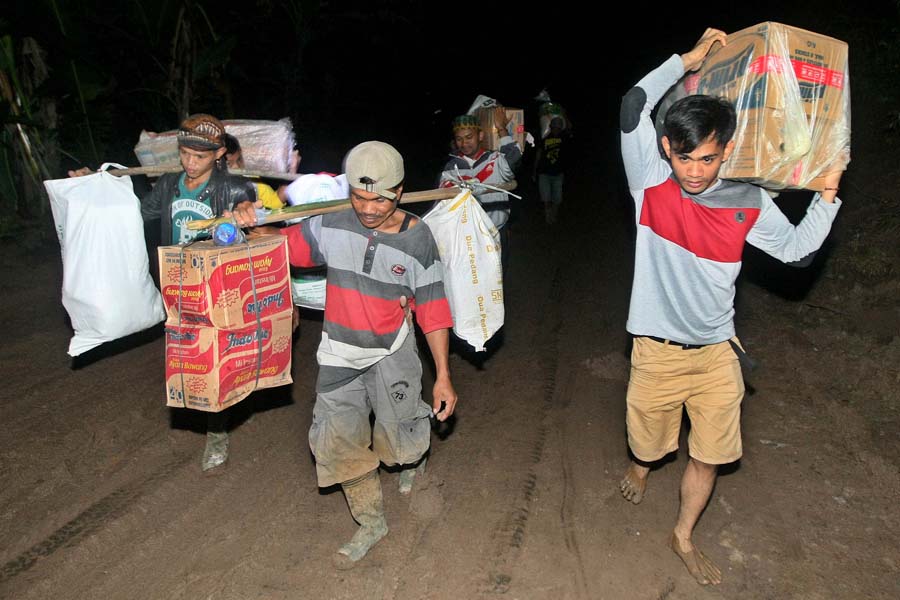 Bantuan Logistik Warga Gunung Kembang