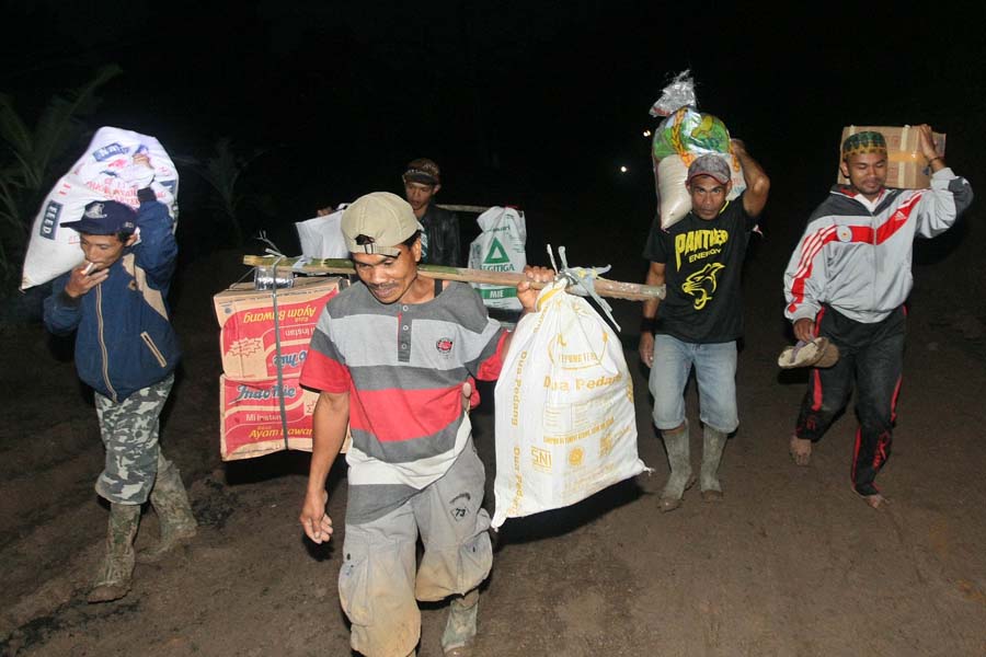 Bantuan Logistik Warga Gunung Kembang