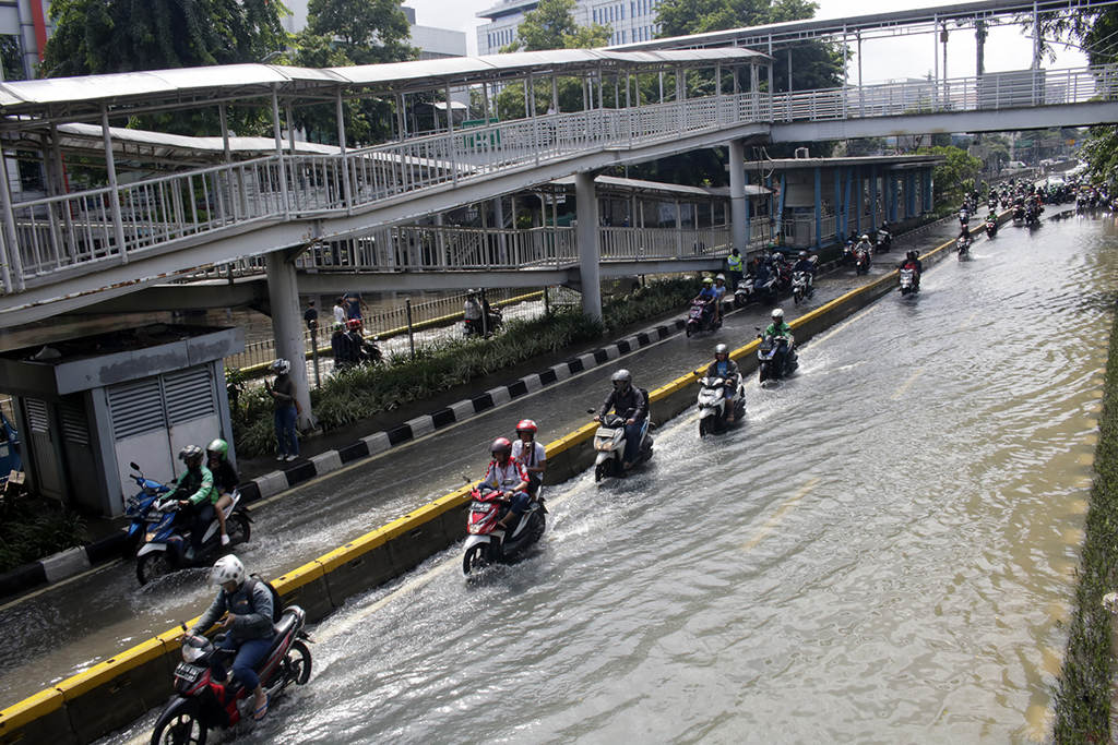  Genangan Air di Jalan Gunung Sahari