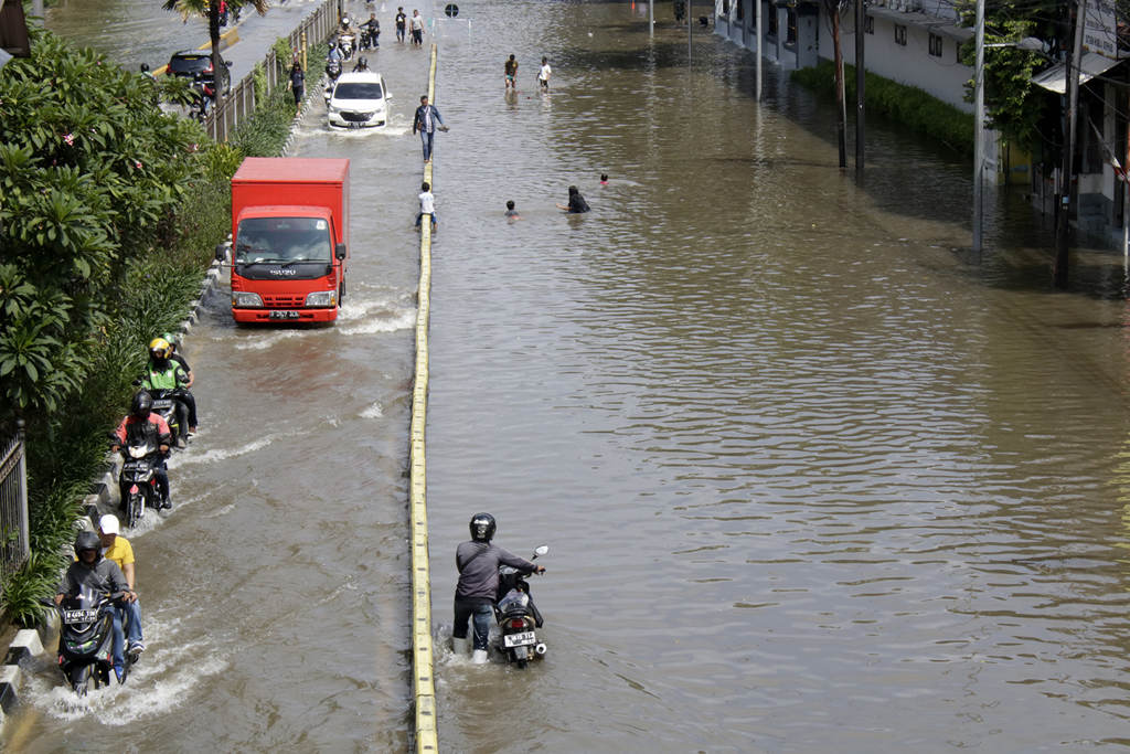  Genangan Air di Jalan Gunung Sahari