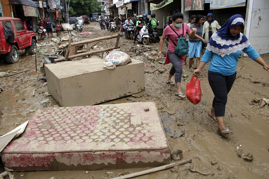 Bersihkan  Lumpur Pascabanjir