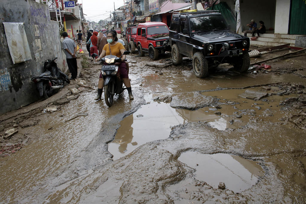 Bersihkan  Lumpur Pascabanjir