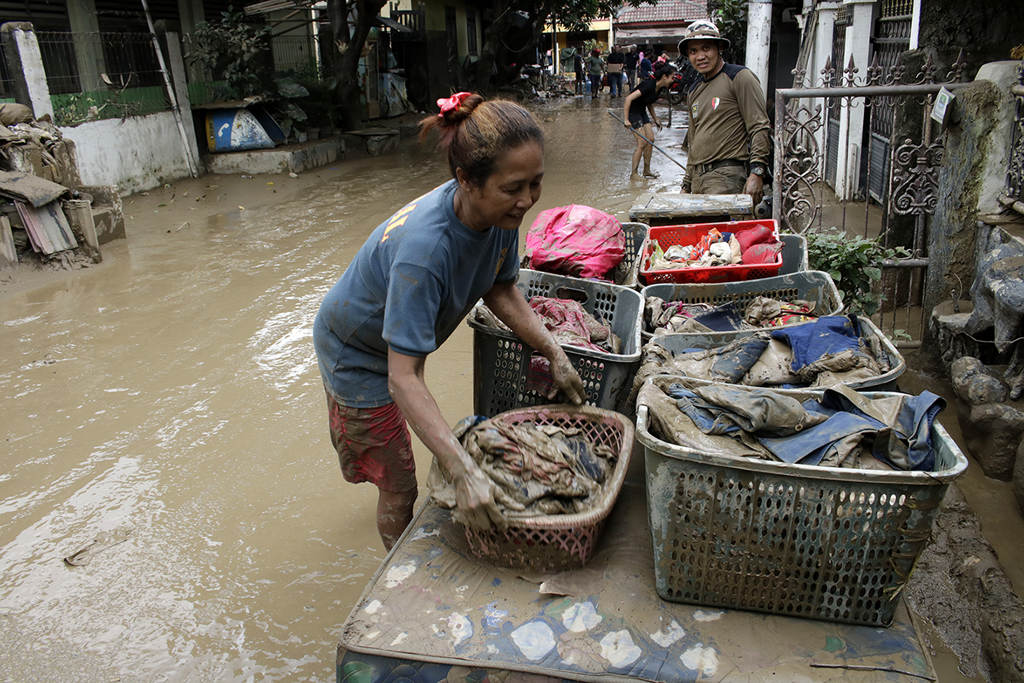 Bersihkan  Lumpur Pascabanjir