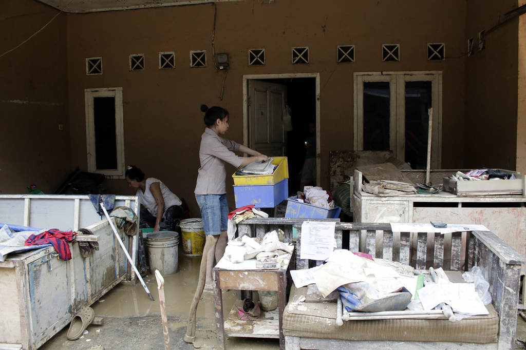 Bersihkan  Lumpur Pascabanjir