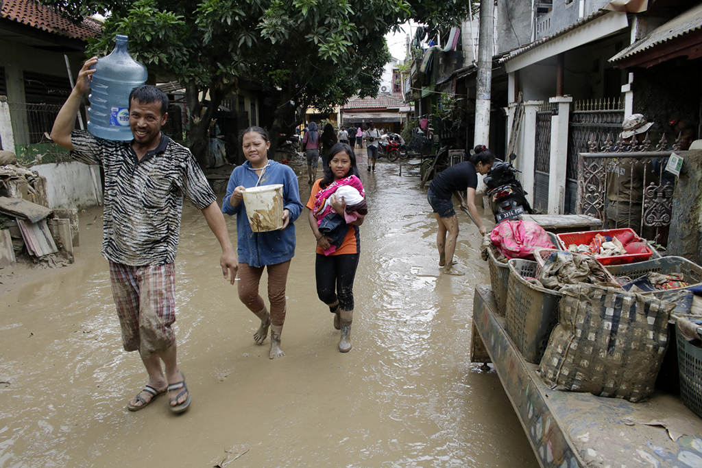 Bersihkan  Lumpur Pascabanjir