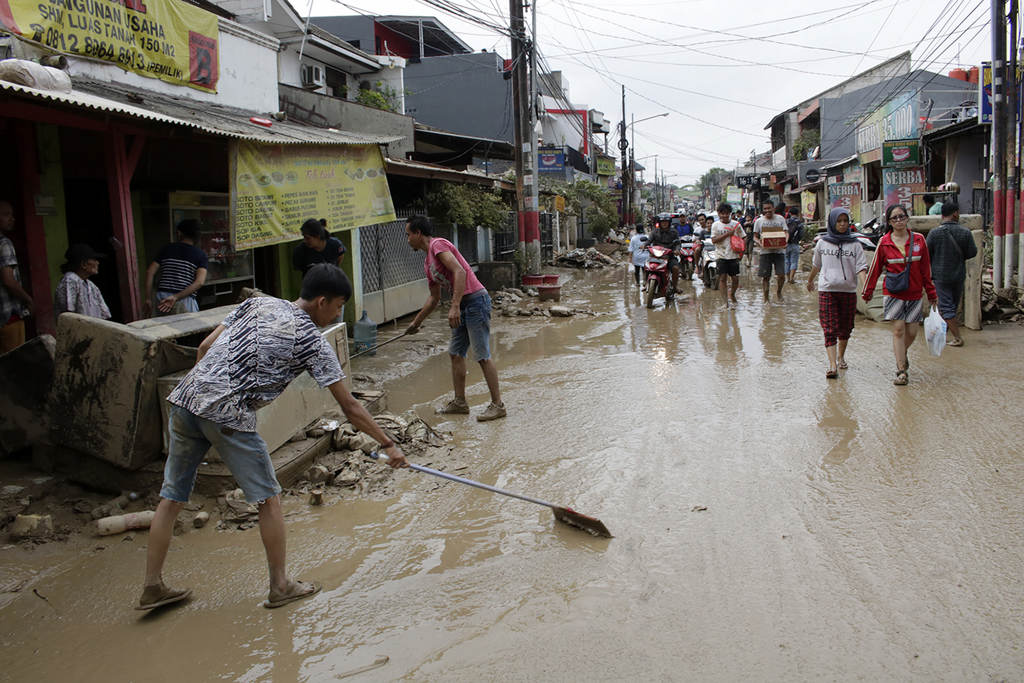 Bersihkan  Lumpur Pascabanjir