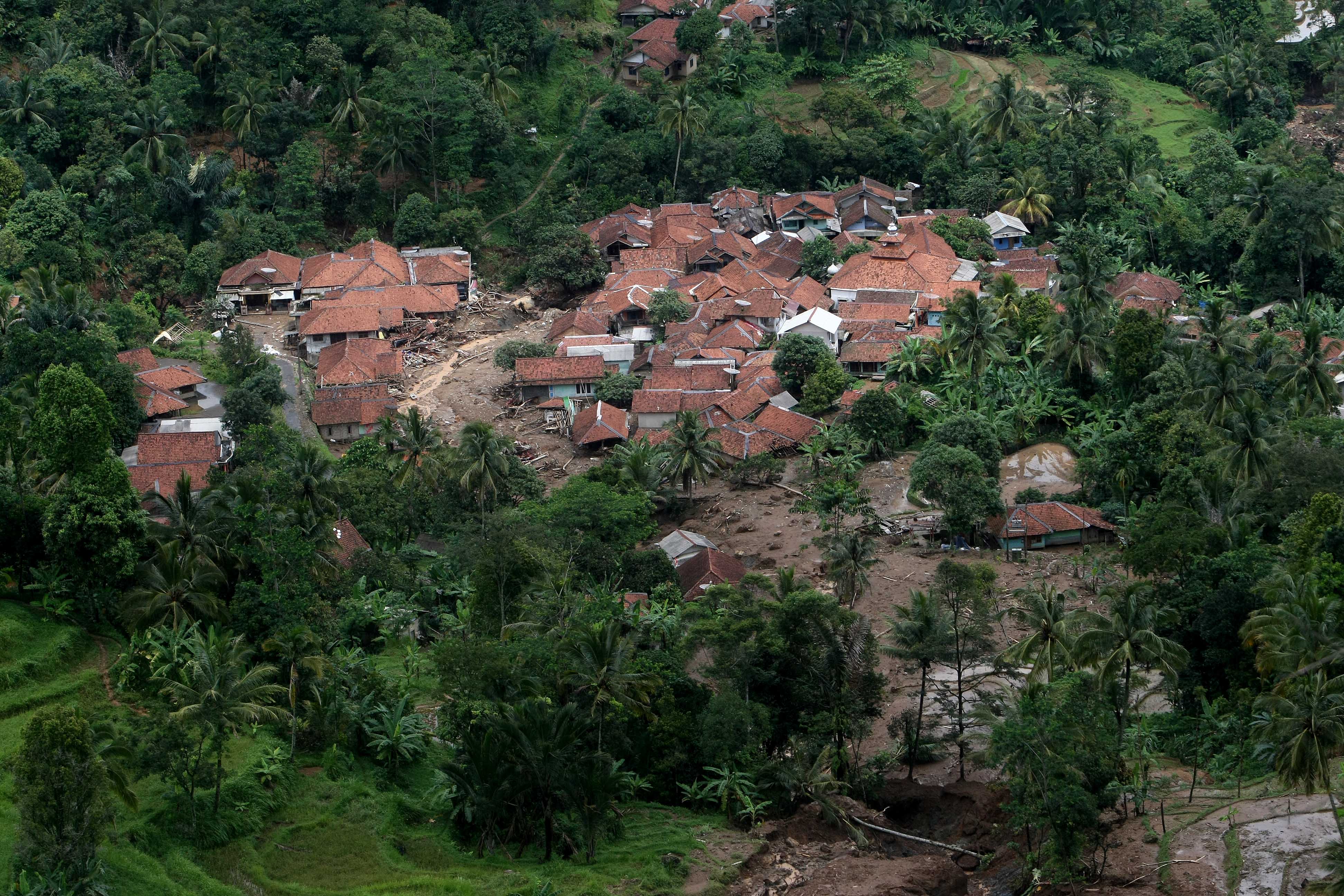 Longsor Ancam Pemukiman di Bogor