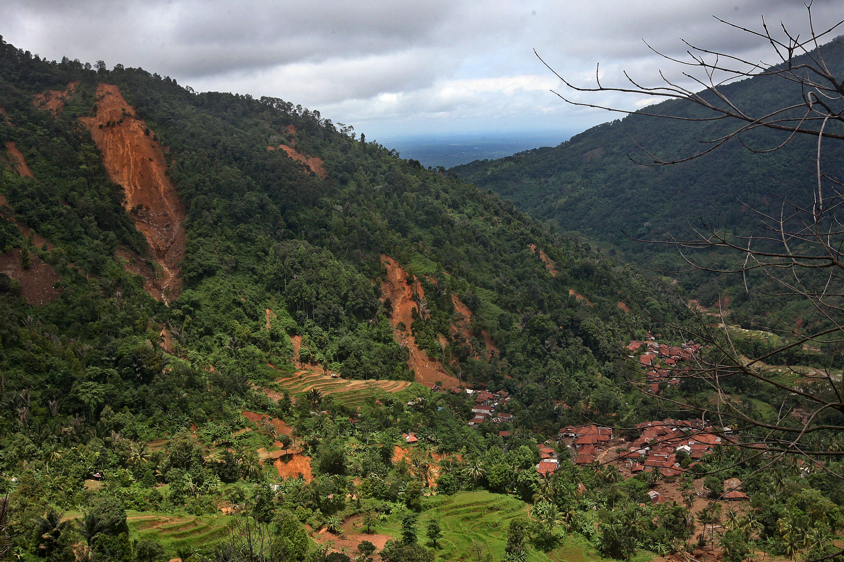 Longsor Ancam Pemukiman di Bogor