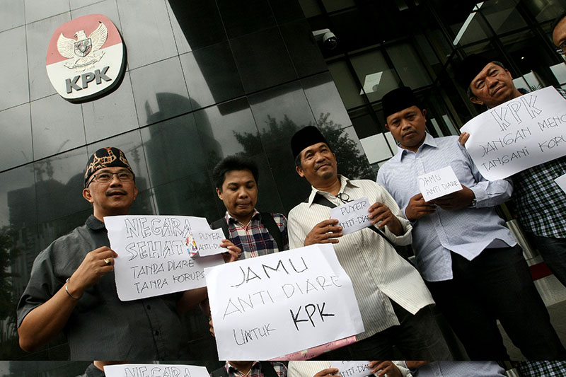 Aksi Jamu Antidiare untuk KPK