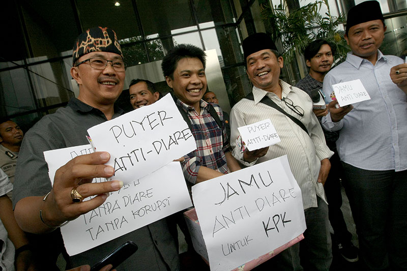 Aksi Jamu Antidiare untuk KPK