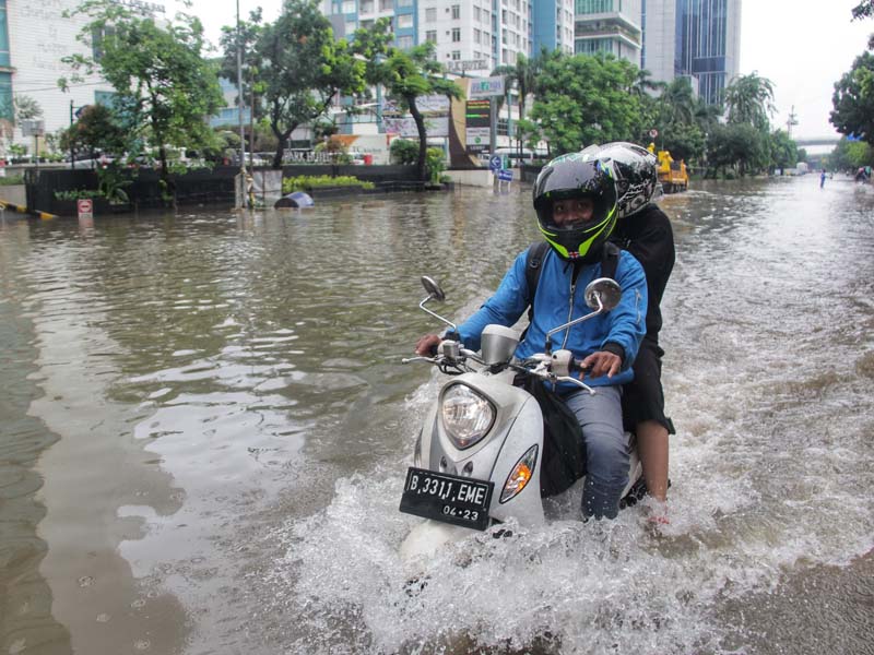 Anggota TNI Angkatan Darat Turut Membantu Akibat Banjir