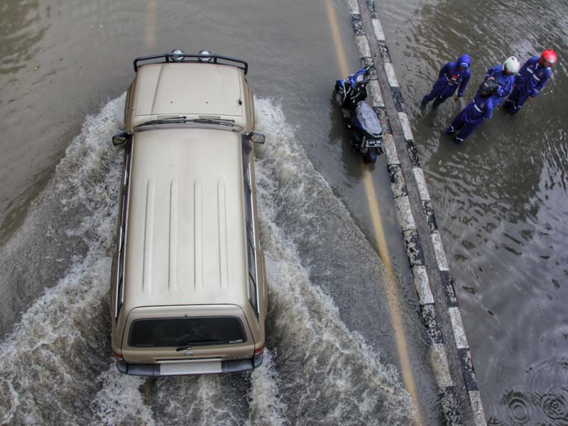 Anggota TNI Angkatan Darat Turut Membantu Akibat Banjir