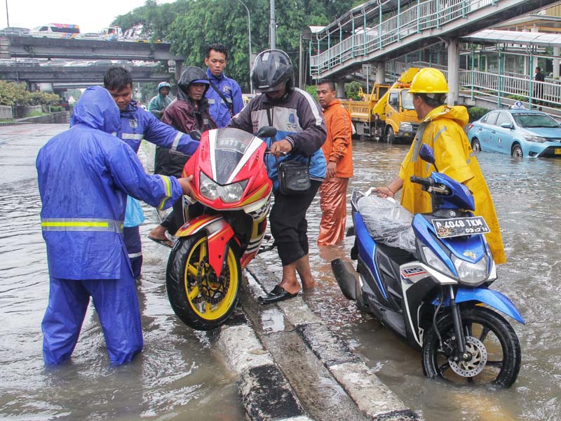 Anggota TNI Angkatan Darat Turut Membantu Akibat Banjir