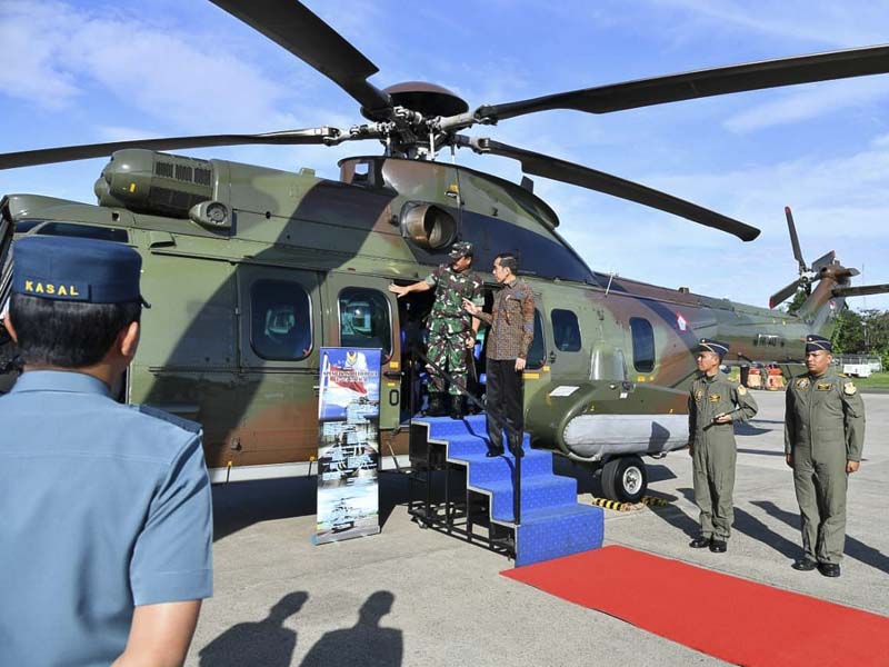 Presiden Joko Widodo Tinjau Helikopter Caracal