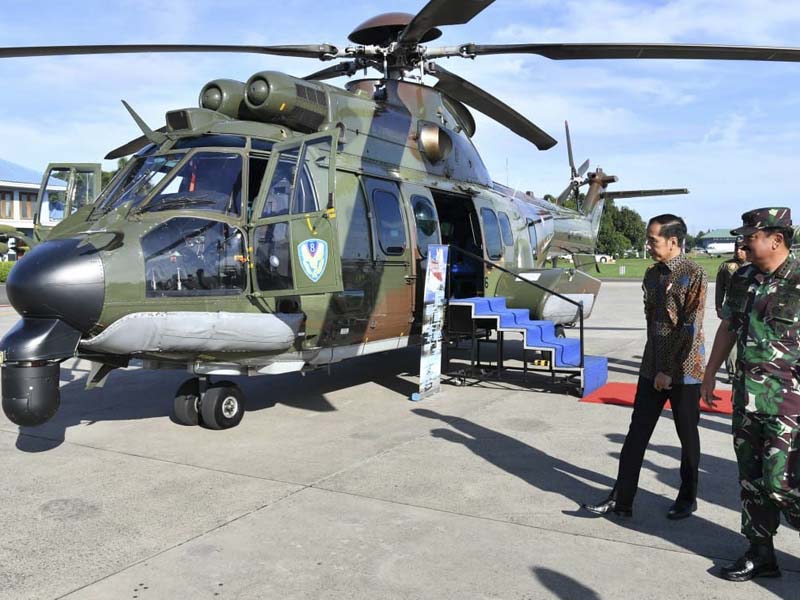 Presiden Joko Widodo Tinjau Helikopter Caracal
