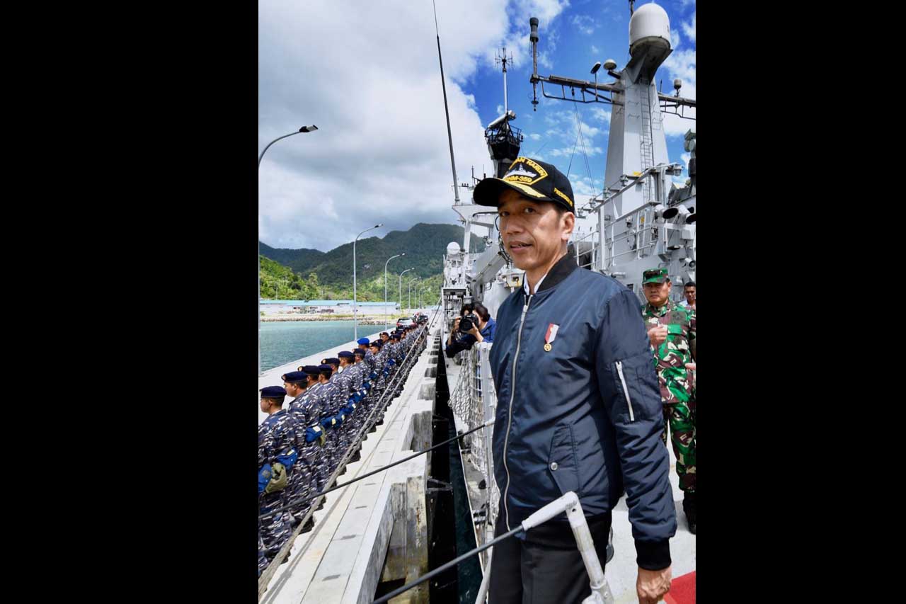 Jokowi Tinjau Kesiapan Kapal Perang TNI AU di Natuna