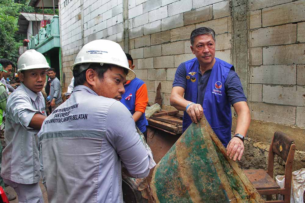 Kader NasDem Bergotong Royong dengan Warga Bersihkan Sisa Banjir