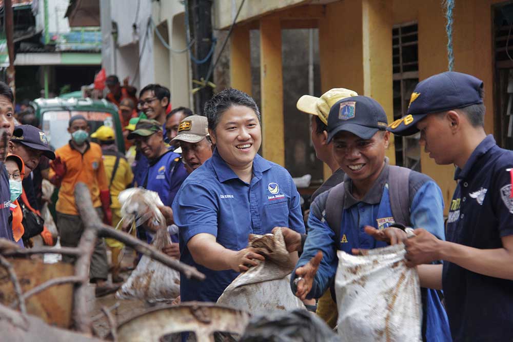 Kader NasDem Bergotong Royong dengan Warga Bersihkan Sisa Banjir
