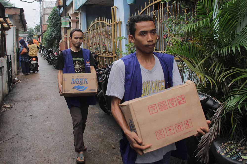 Kader NasDem Bergotong Royong dengan Warga Bersihkan Sisa Banjir
