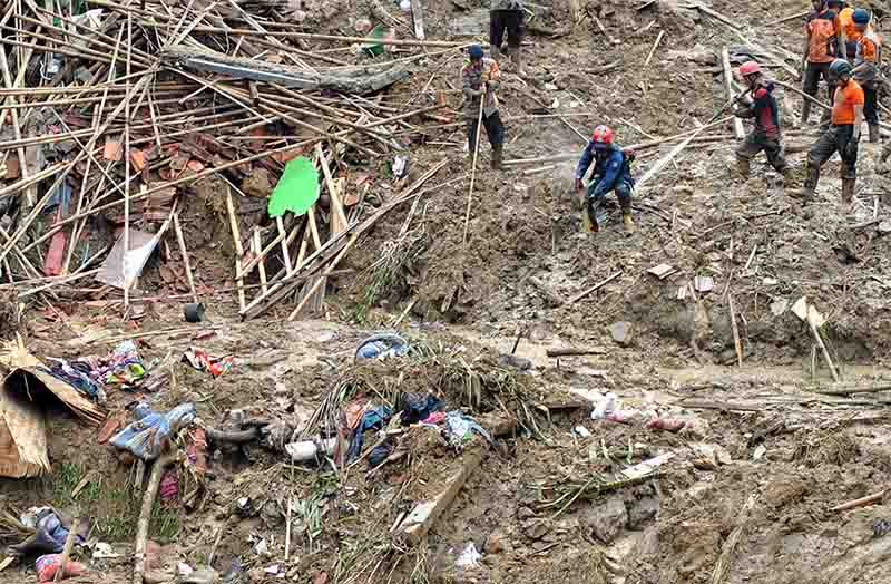 Pencarian Korban Longsor di Sukajaya