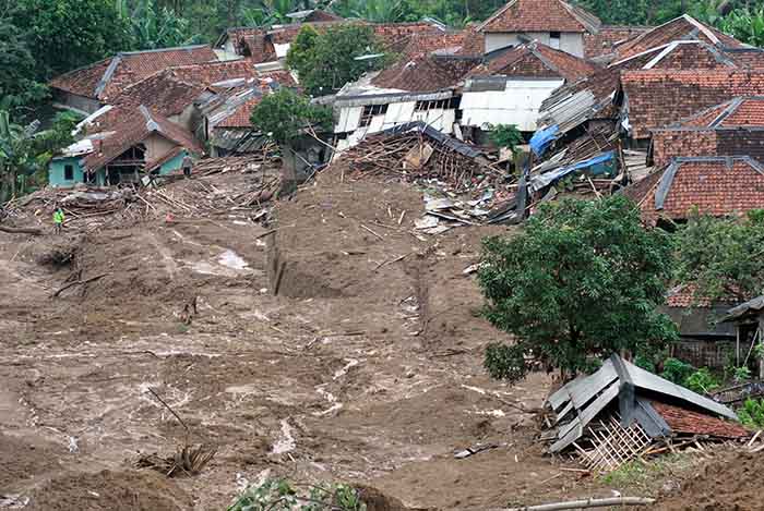 Pencarian Korban Longsor di Sukajaya