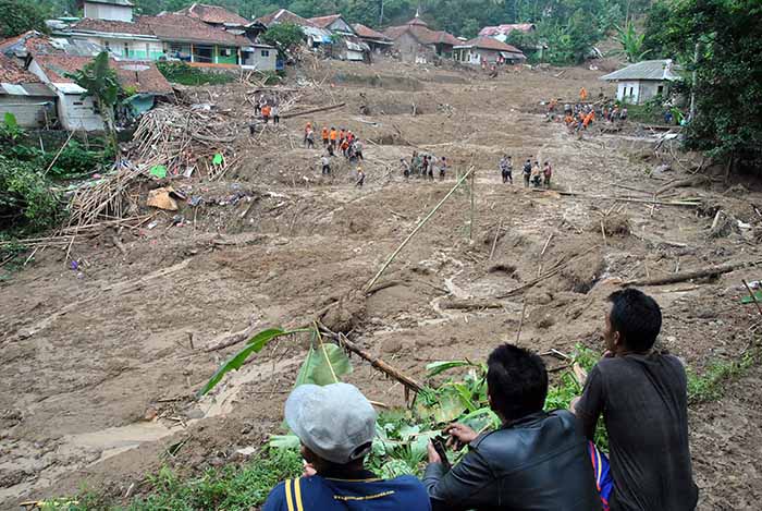 Pencarian Korban Longsor di Sukajaya