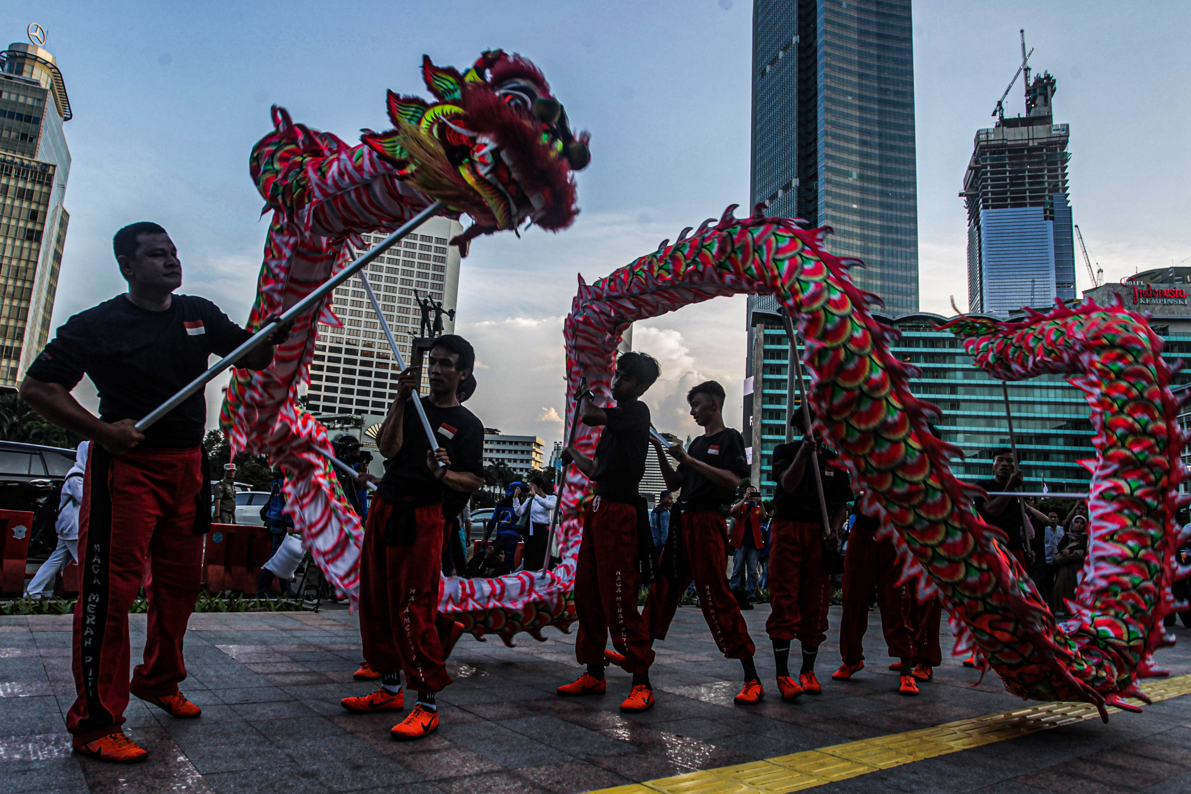 Atraksi Liong di Bundaran HI