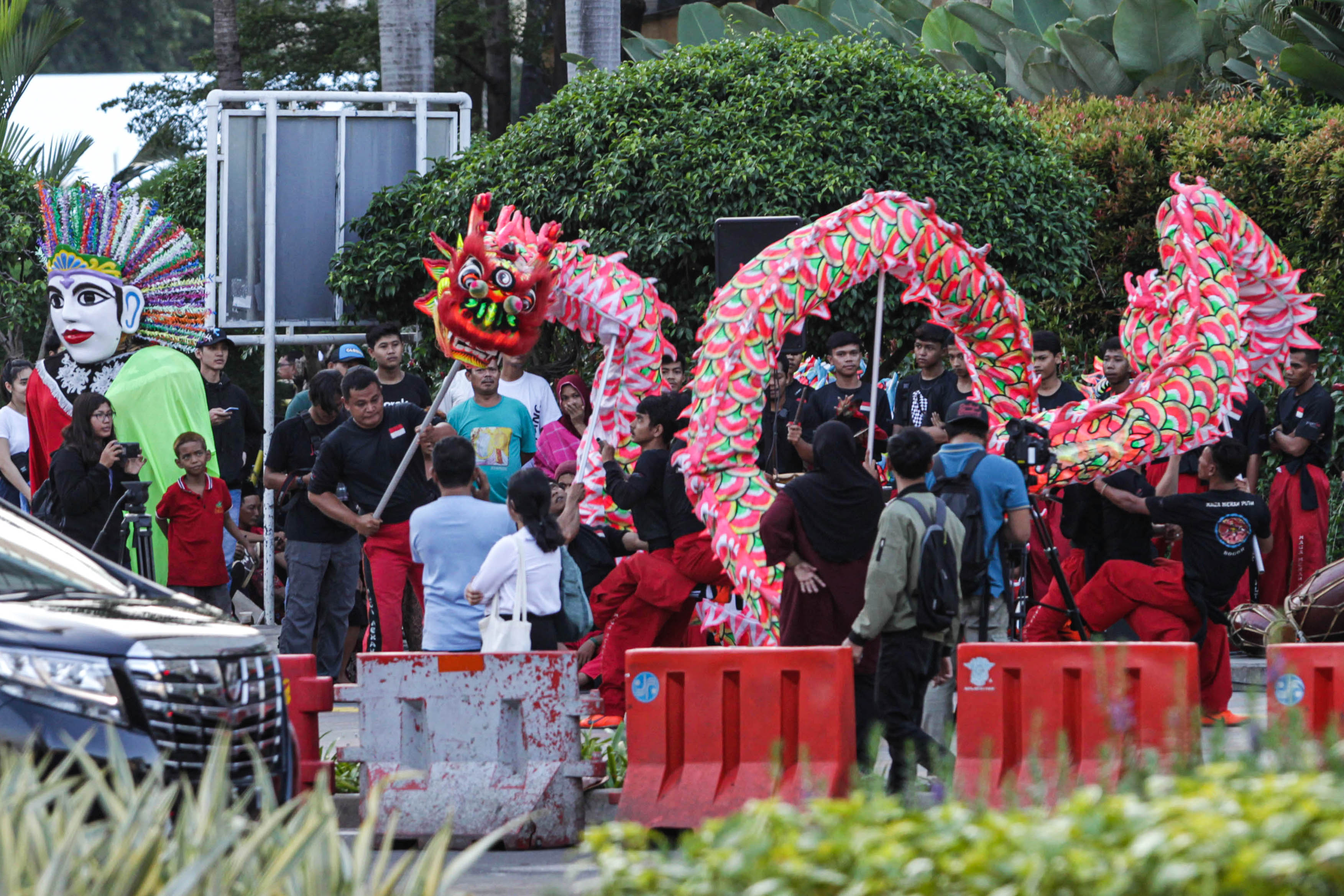 Atraksi Liong di Bundaran HI