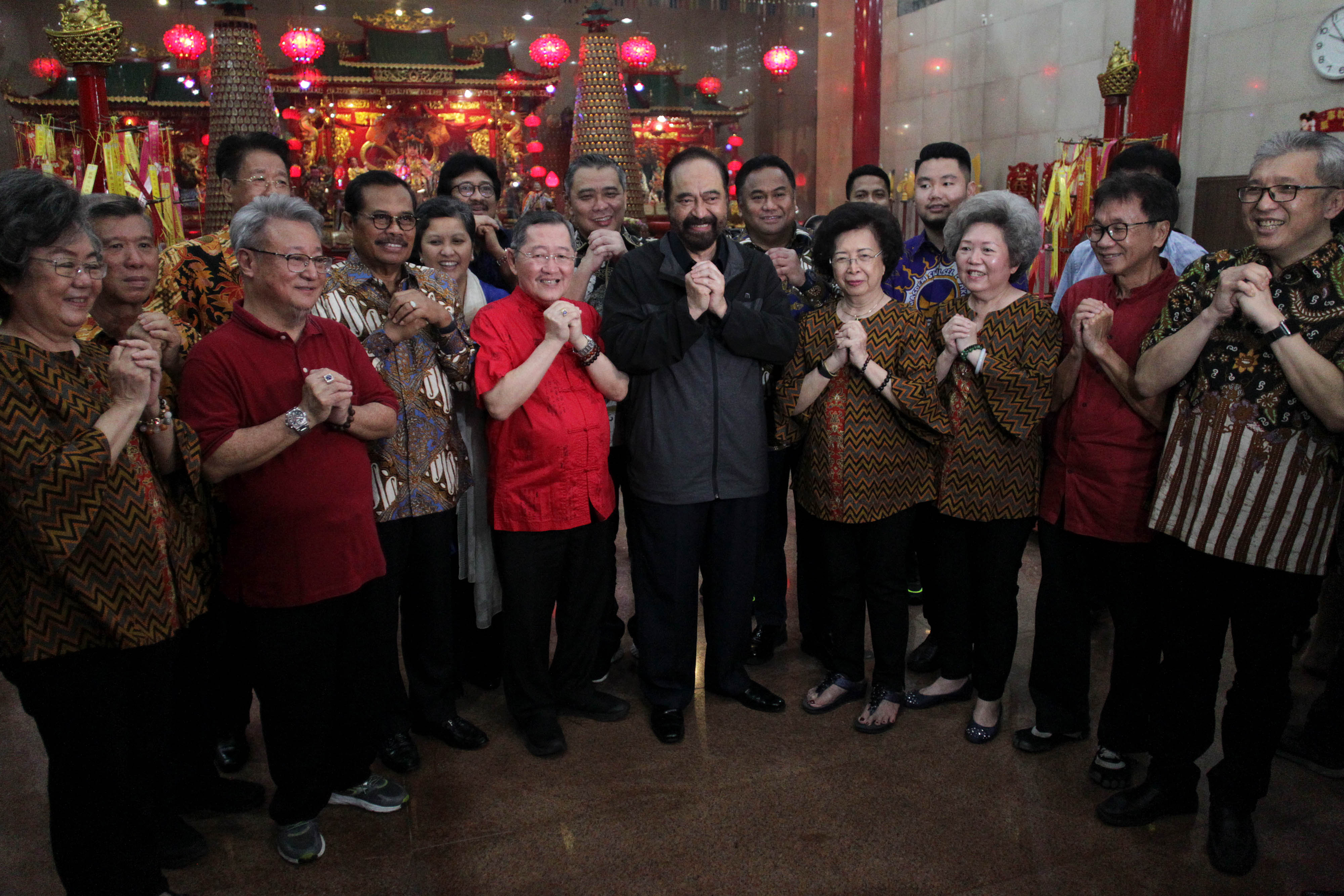 Tahun Baru Imlek Surya Paloh Kunjungi Klenteng Xian Ma Makassar