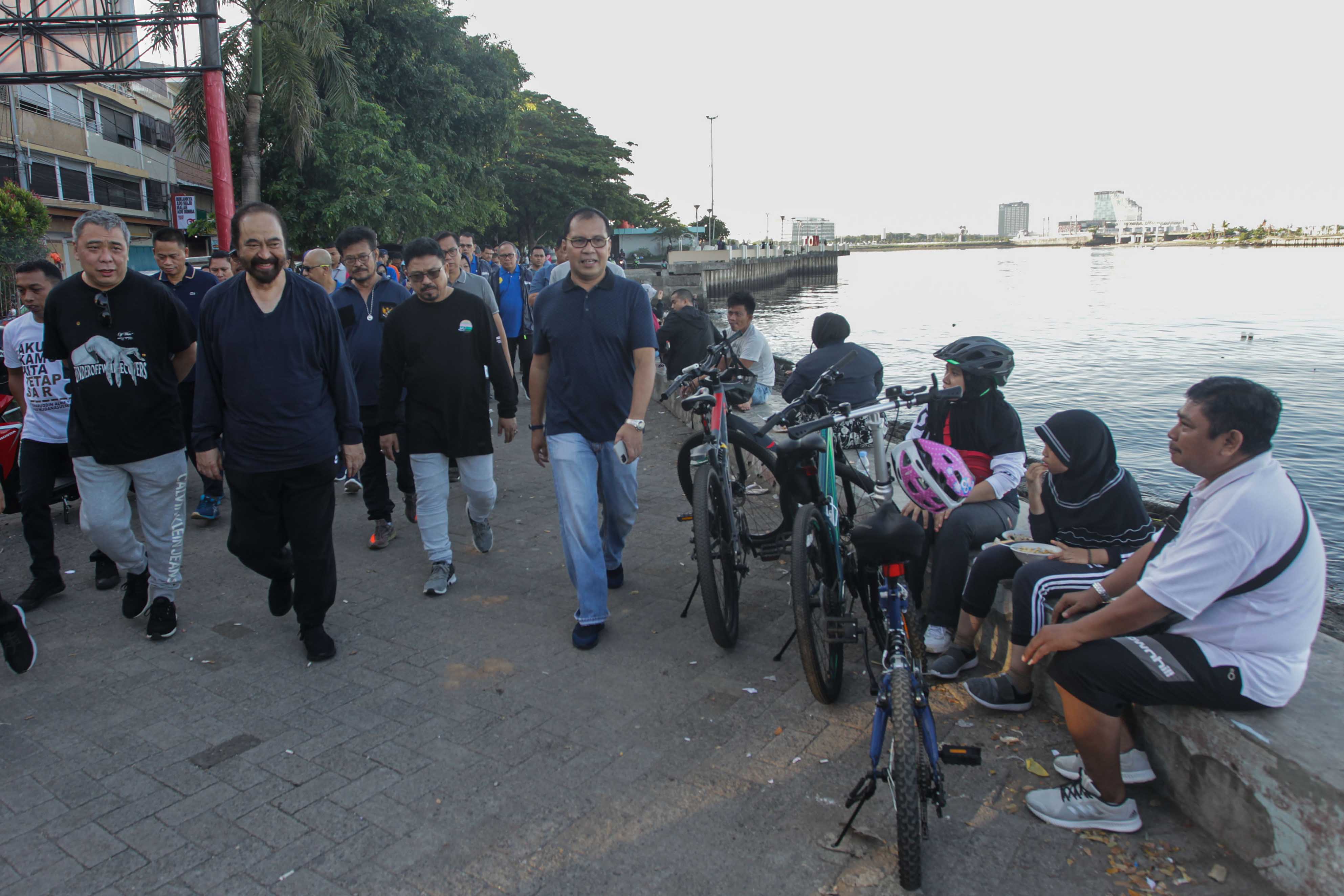 Surya Paloh Jalan Pagi di Pantai Losari