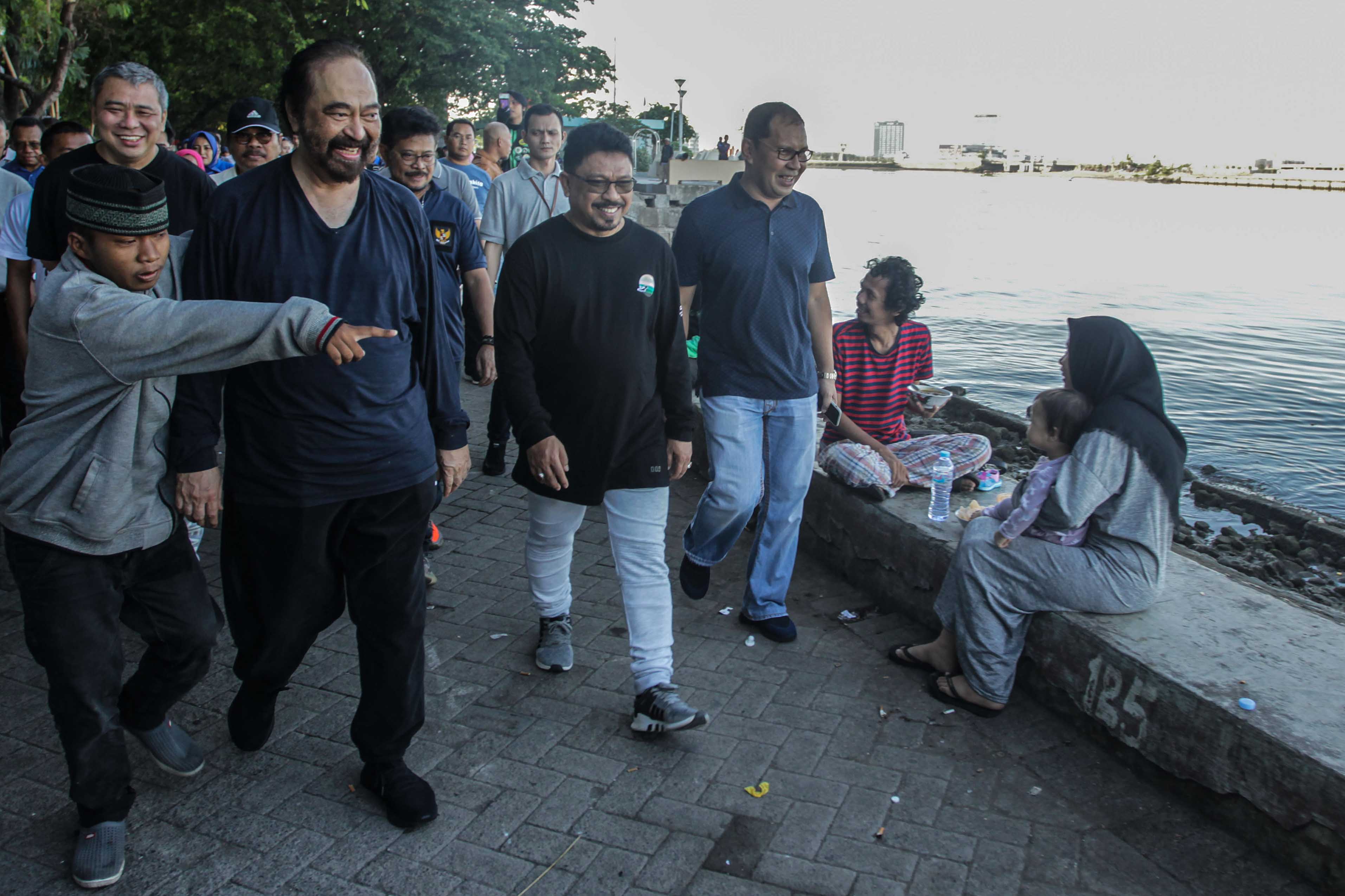 Surya Paloh Jalan Pagi di Pantai Losari