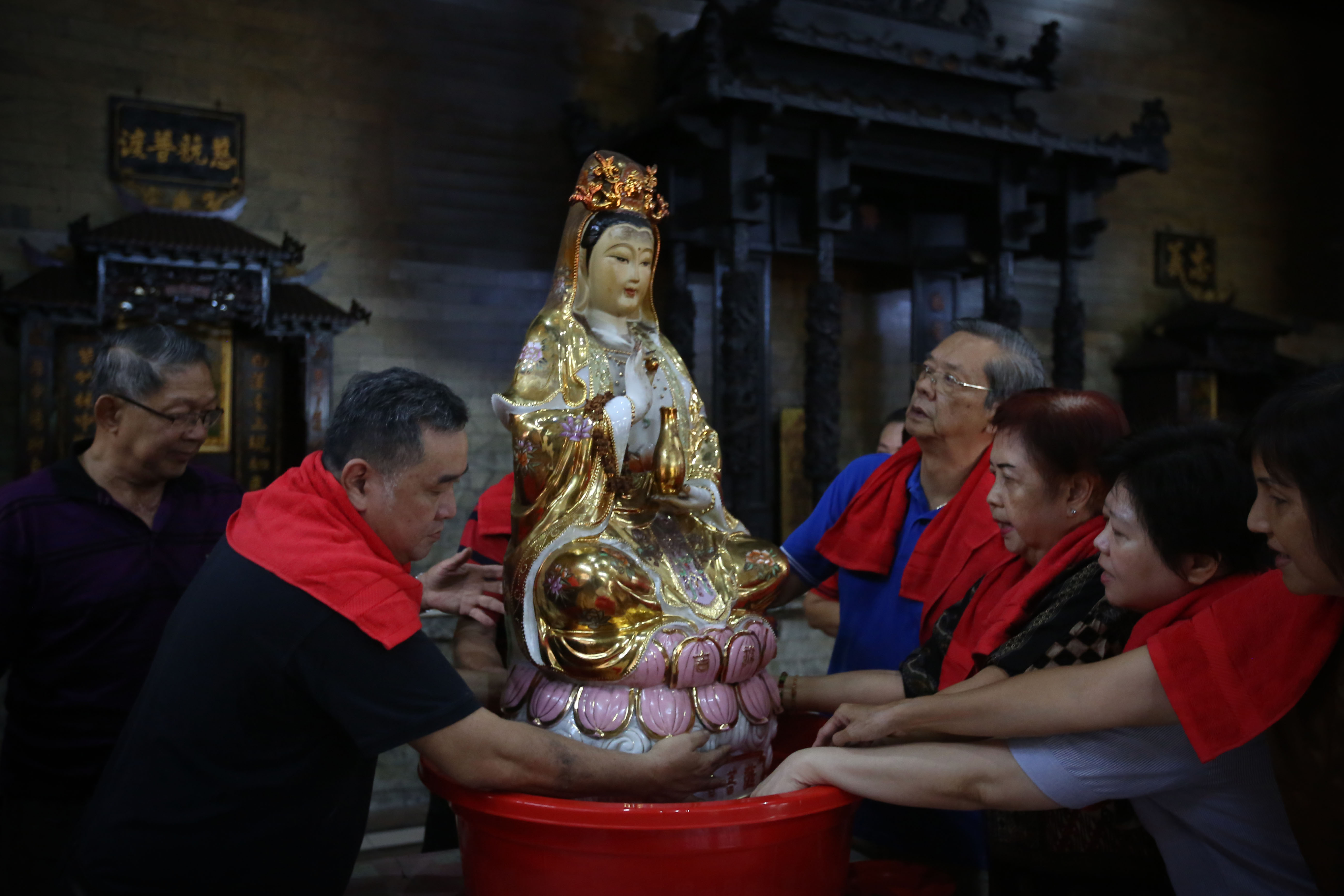 Membersihkan Rupang Dewa dan Dewi Jelang Imlek
