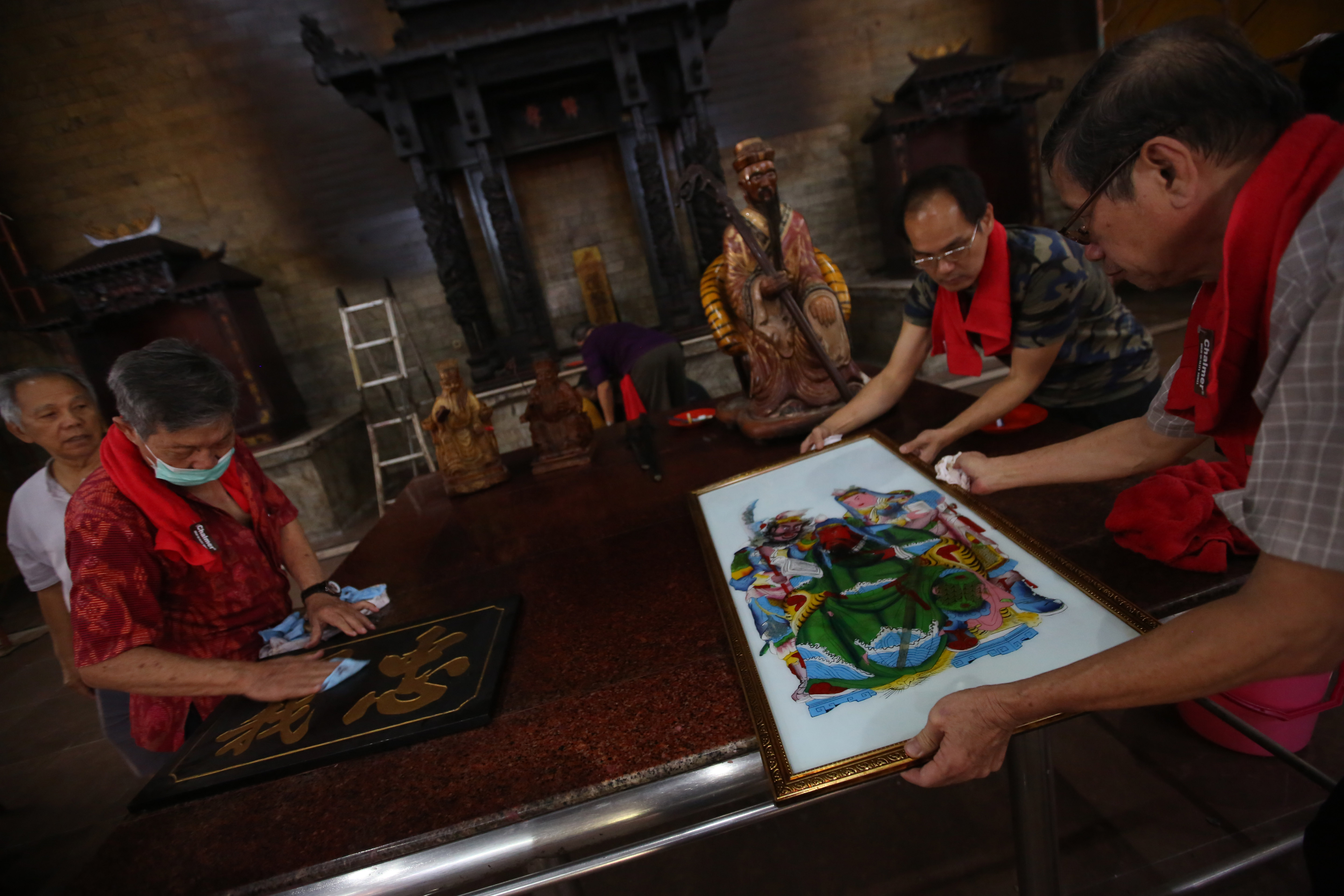 Membersihkan Rupang Dewa dan Dewi Jelang Imlek