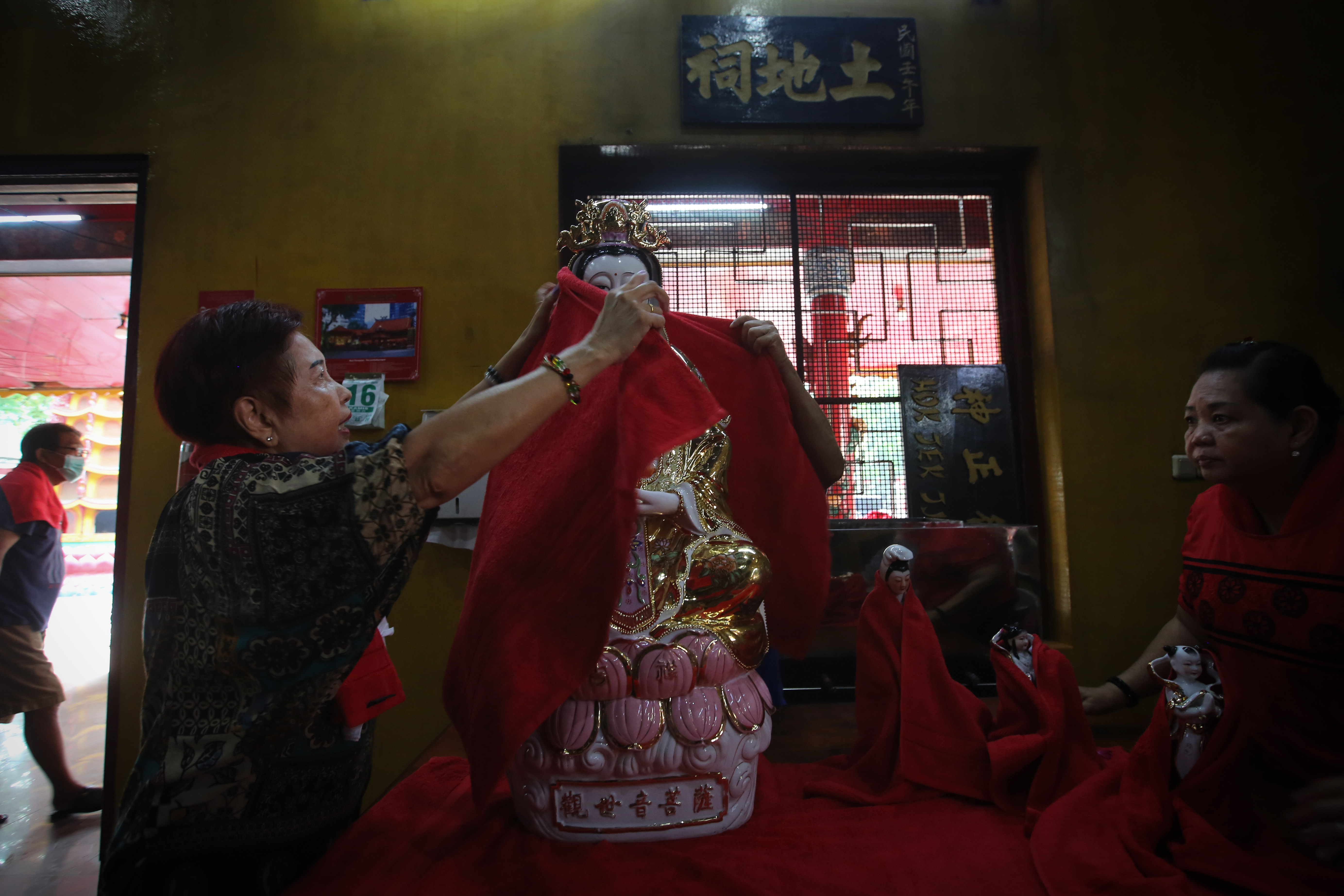 Membersihkan Rupang Dewa dan Dewi Jelang Imlek