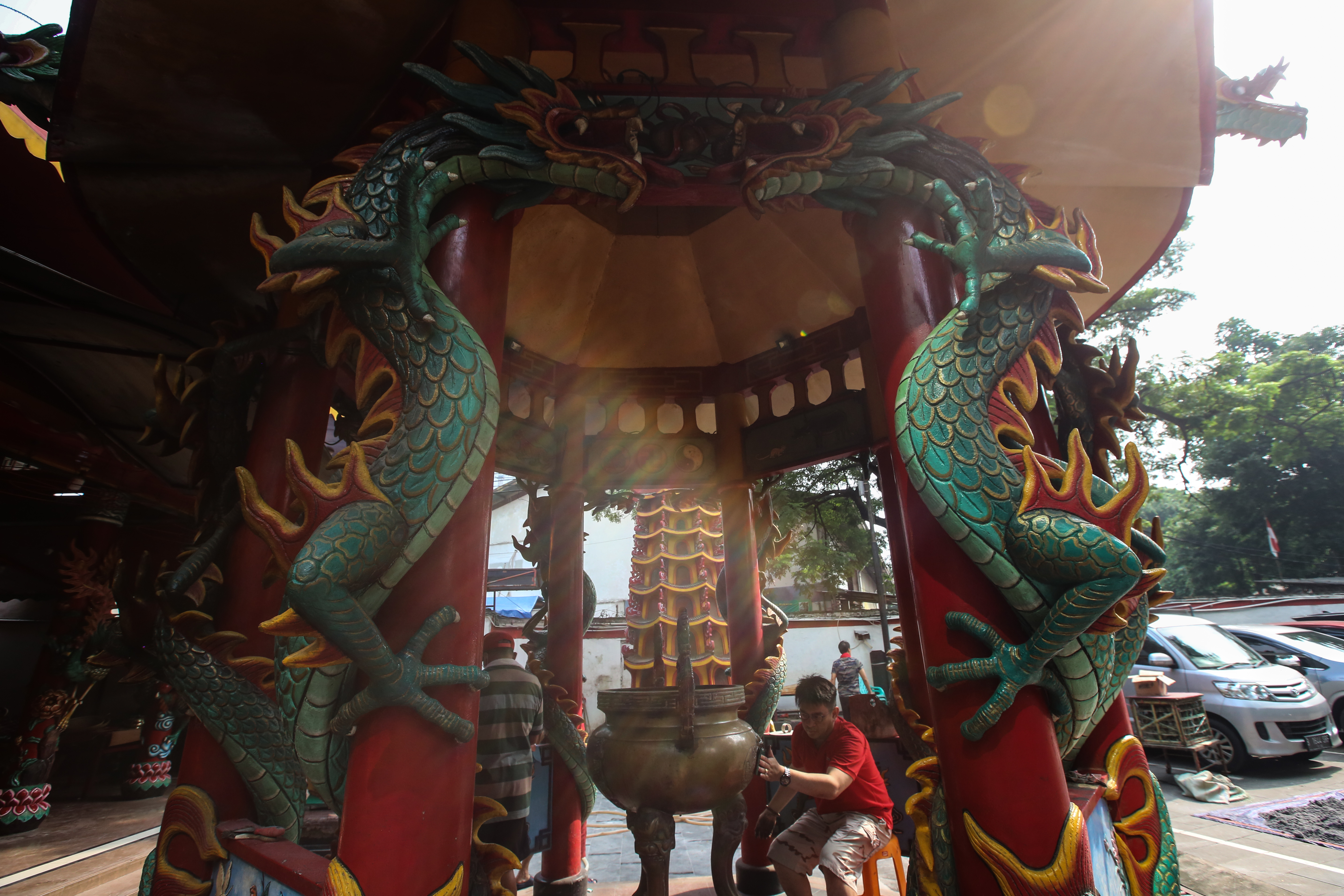 Membersihkan Rupang Dewa dan Dewi Jelang Imlek