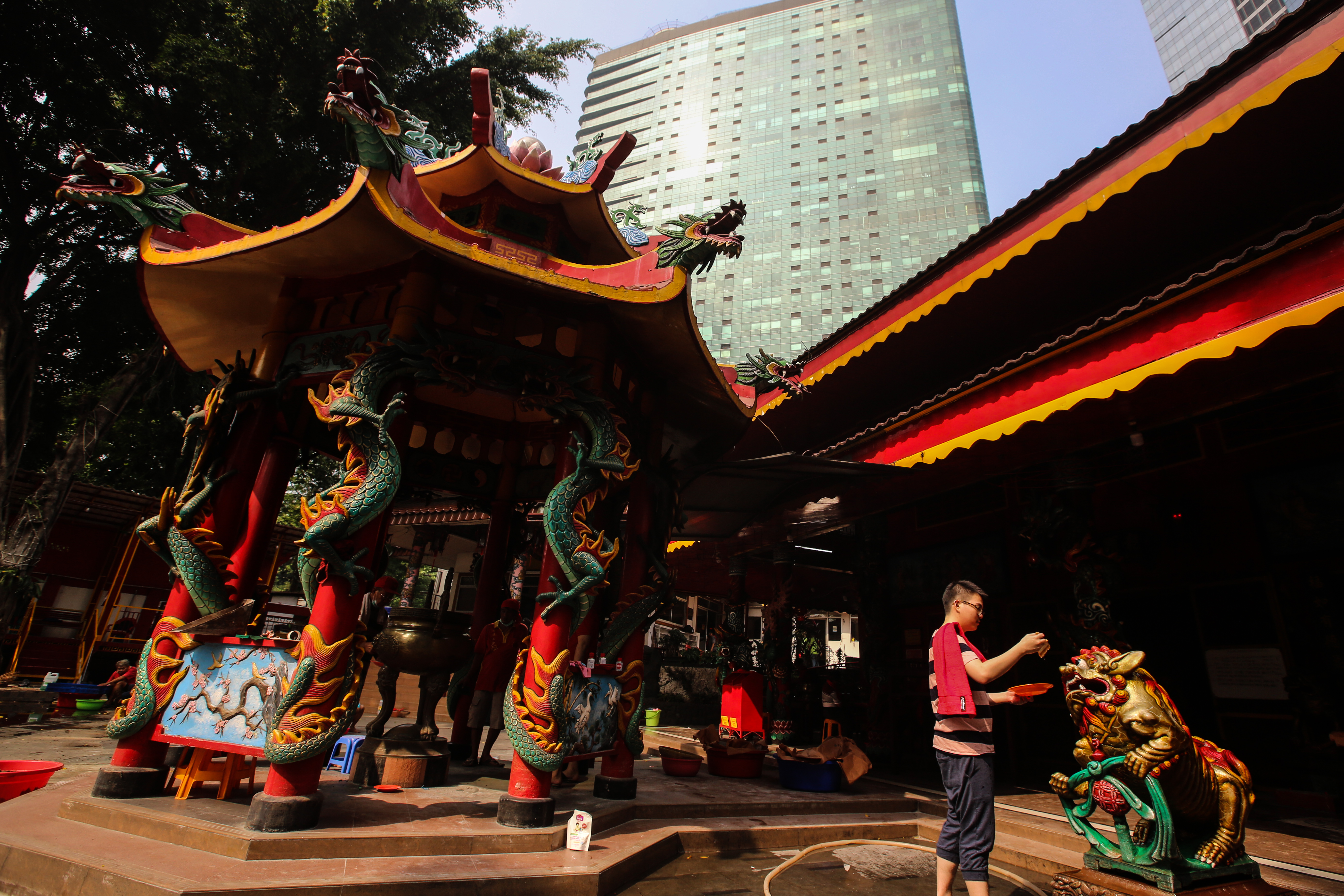 Membersihkan Rupang Dewa dan Dewi Jelang Imlek