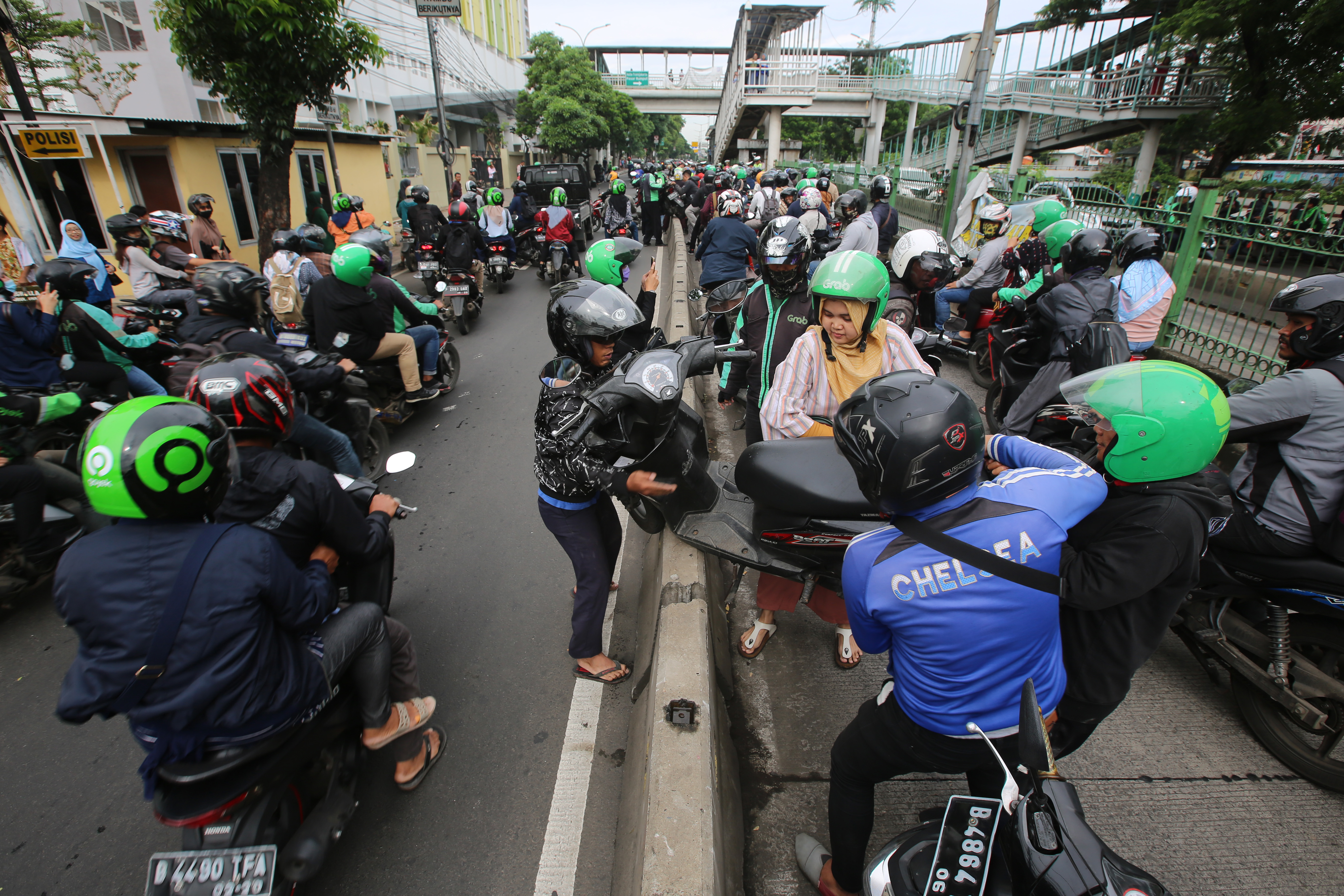 Gotong Royong Hindari Polisi