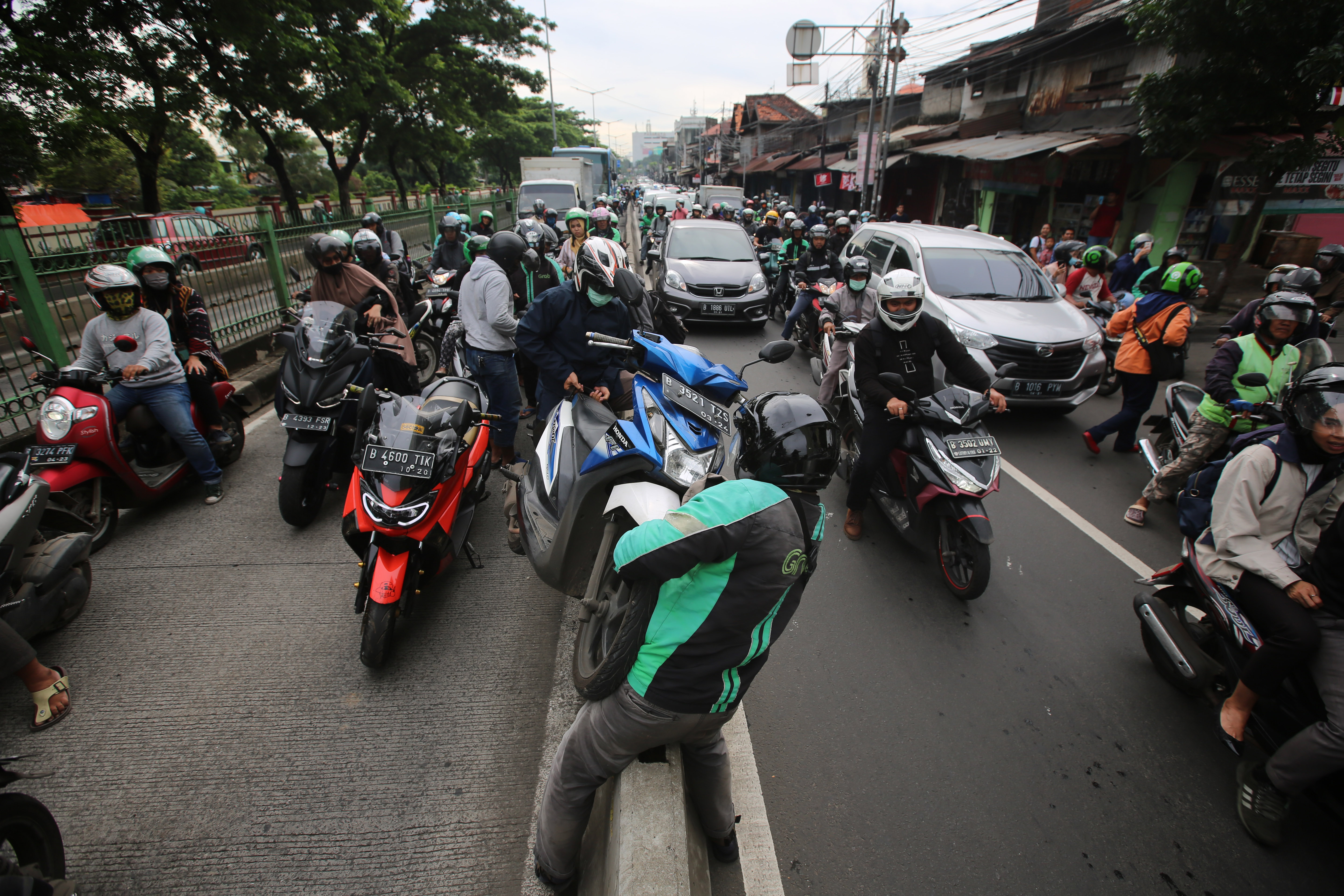 Gotong Royong Hindari Polisi