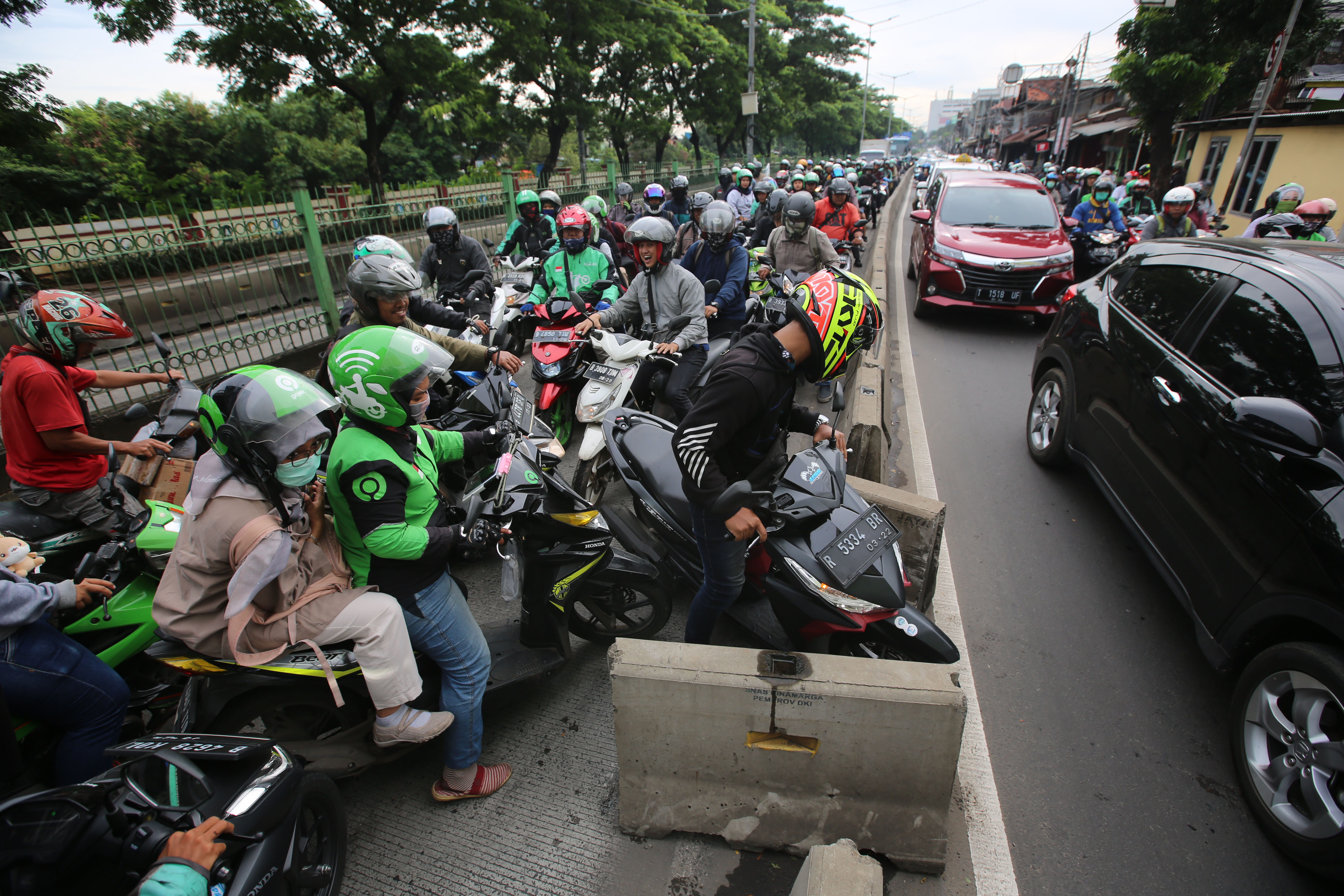 Gotong Royong Hindari Polisi