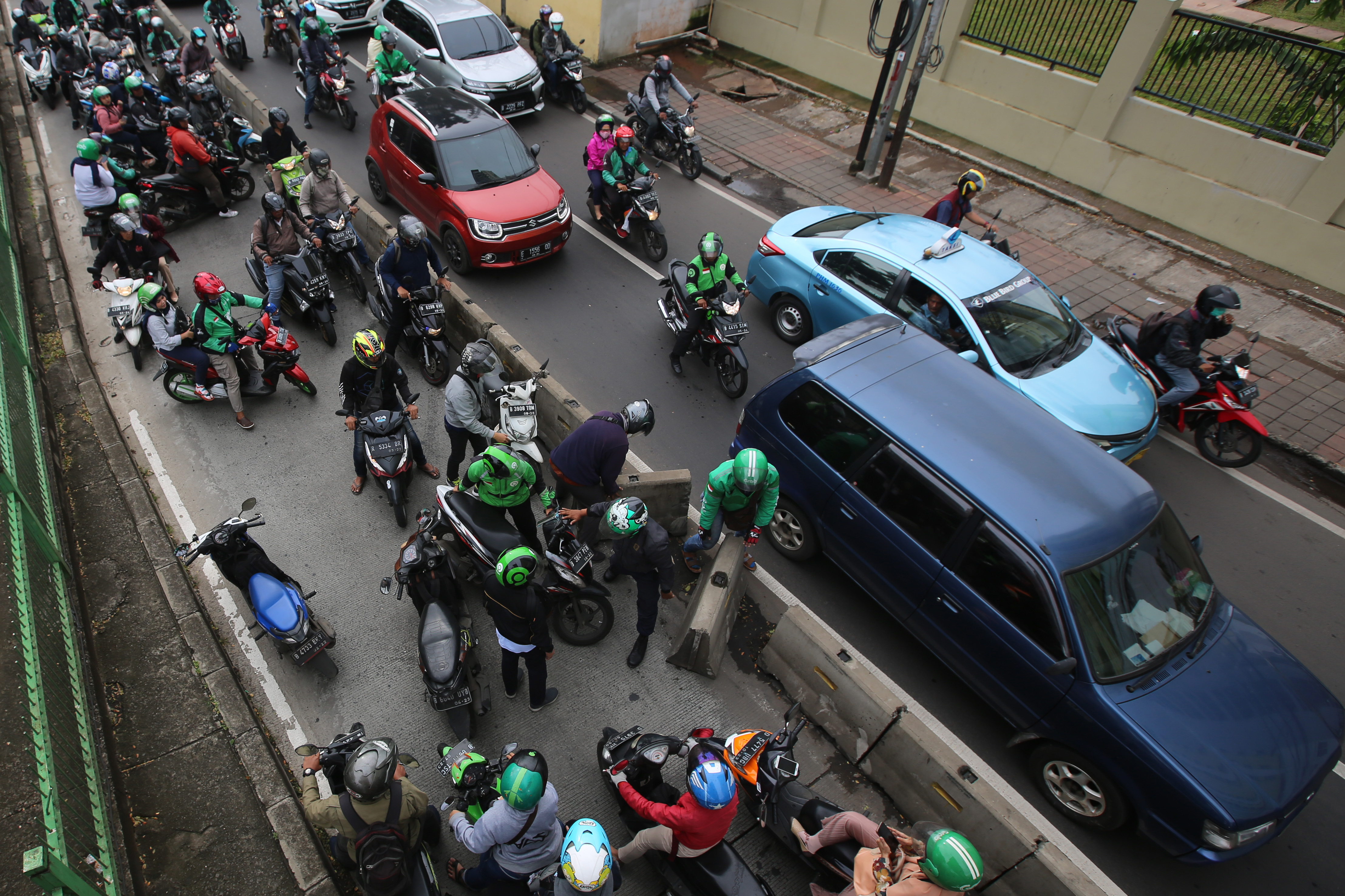 Gotong Royong Hindari Polisi